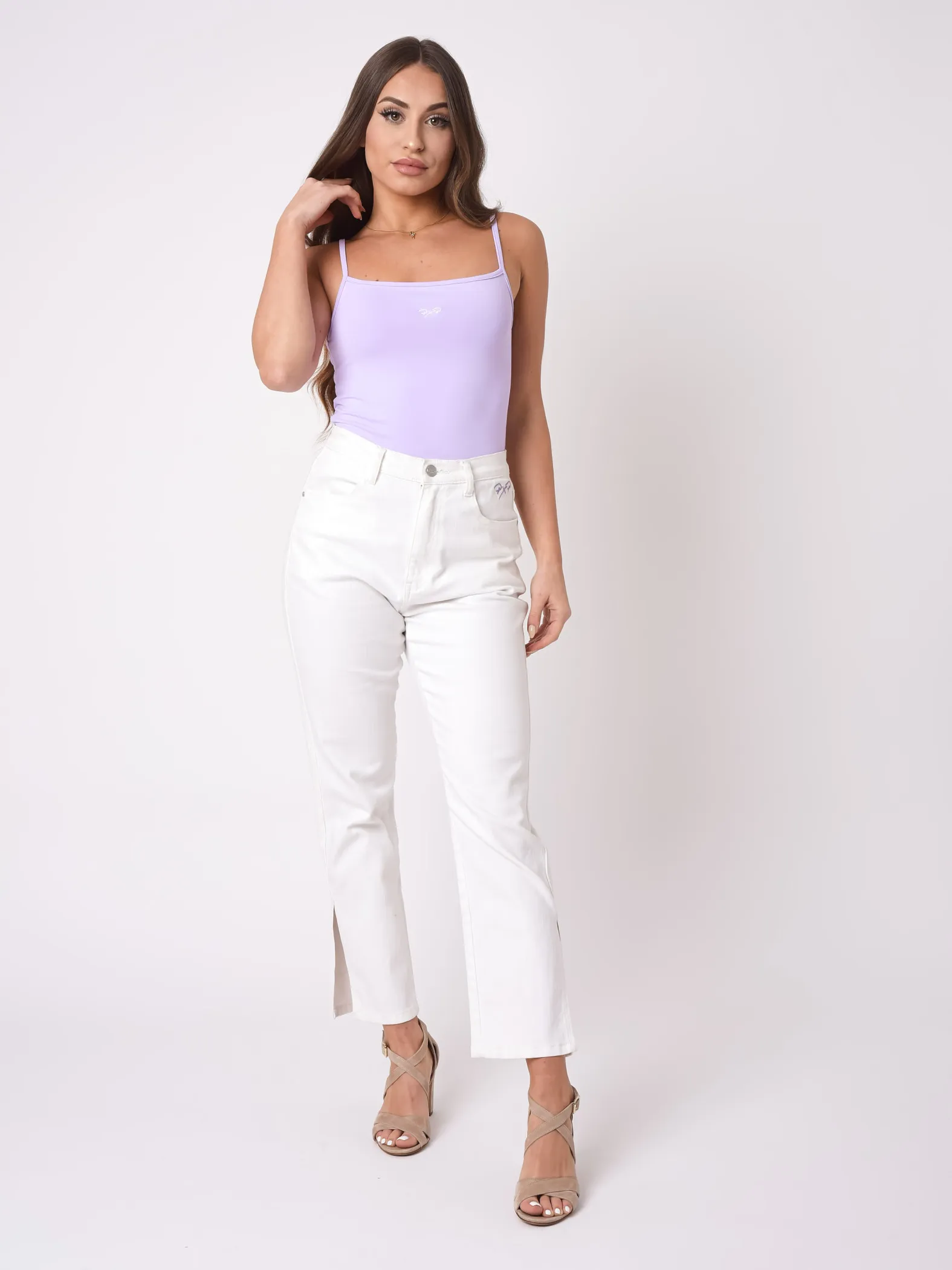 Jeans rectos acampanados con abertura