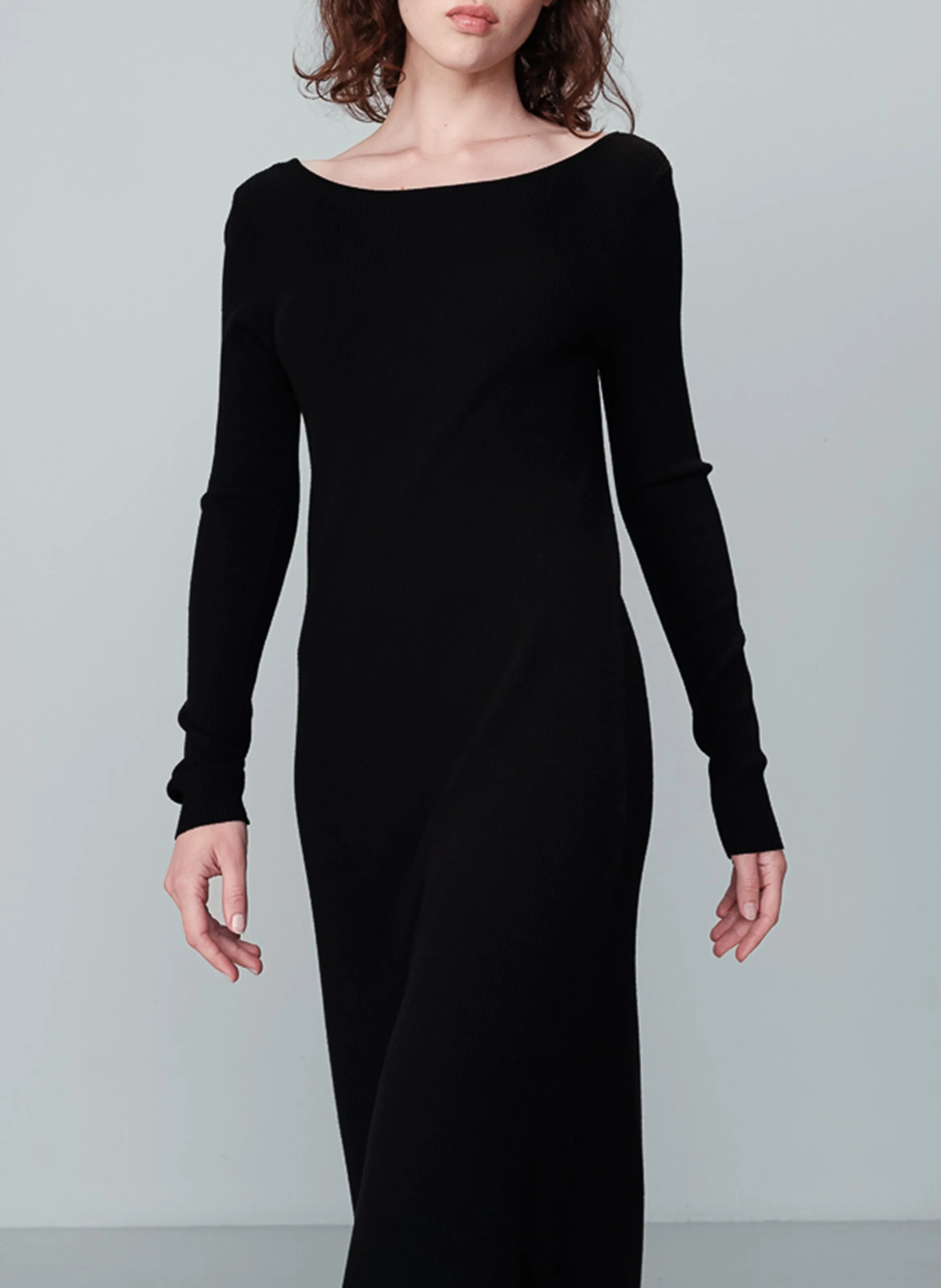 NATHALIE  VESTIDO LARGO CON CUELLO REDONDO EN NEGRO