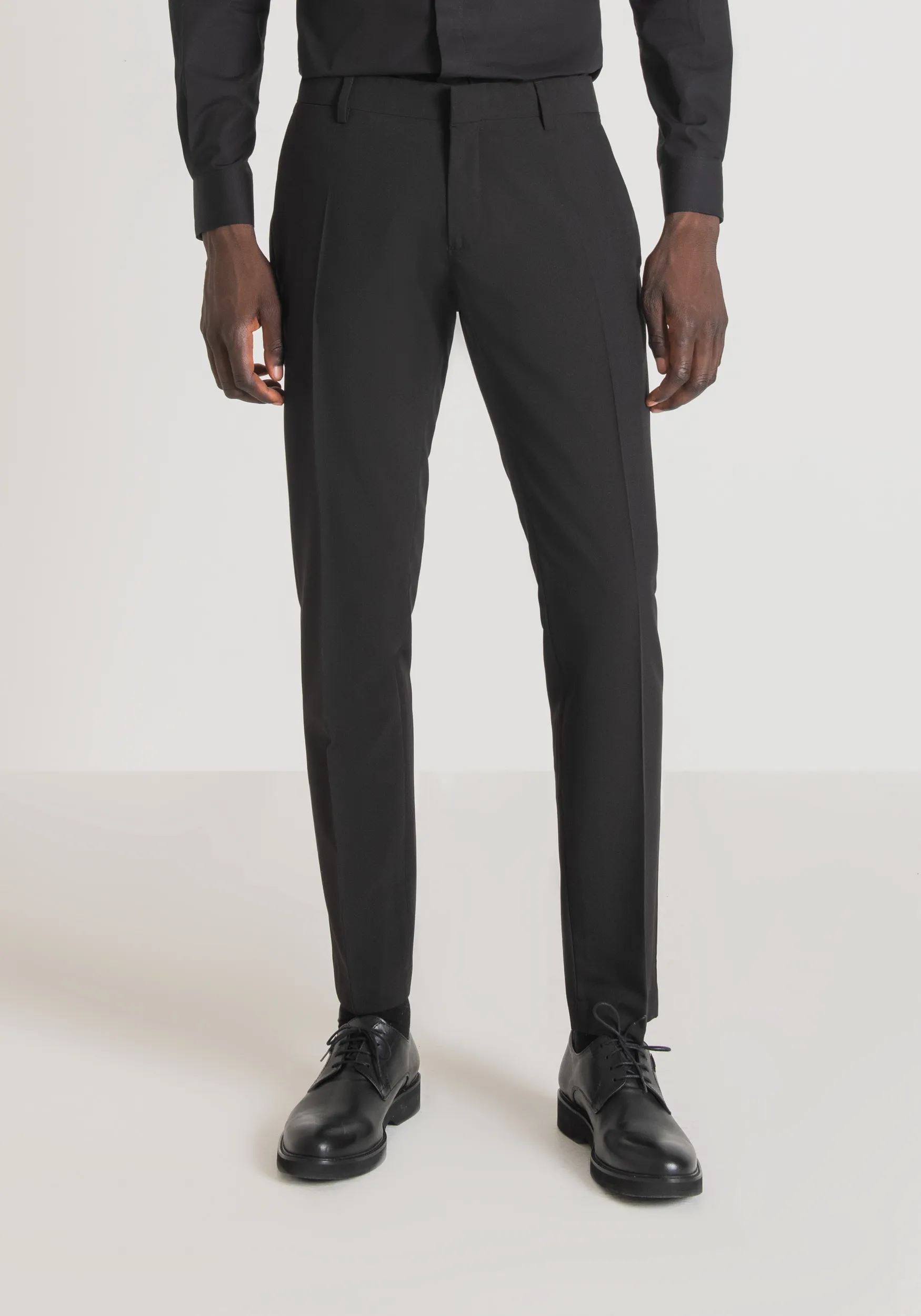 PANTALÓN SLIM FIT «BONNIE» DE TEJIDO DE MEZCLA DE VISCOSA ELÁSTICO