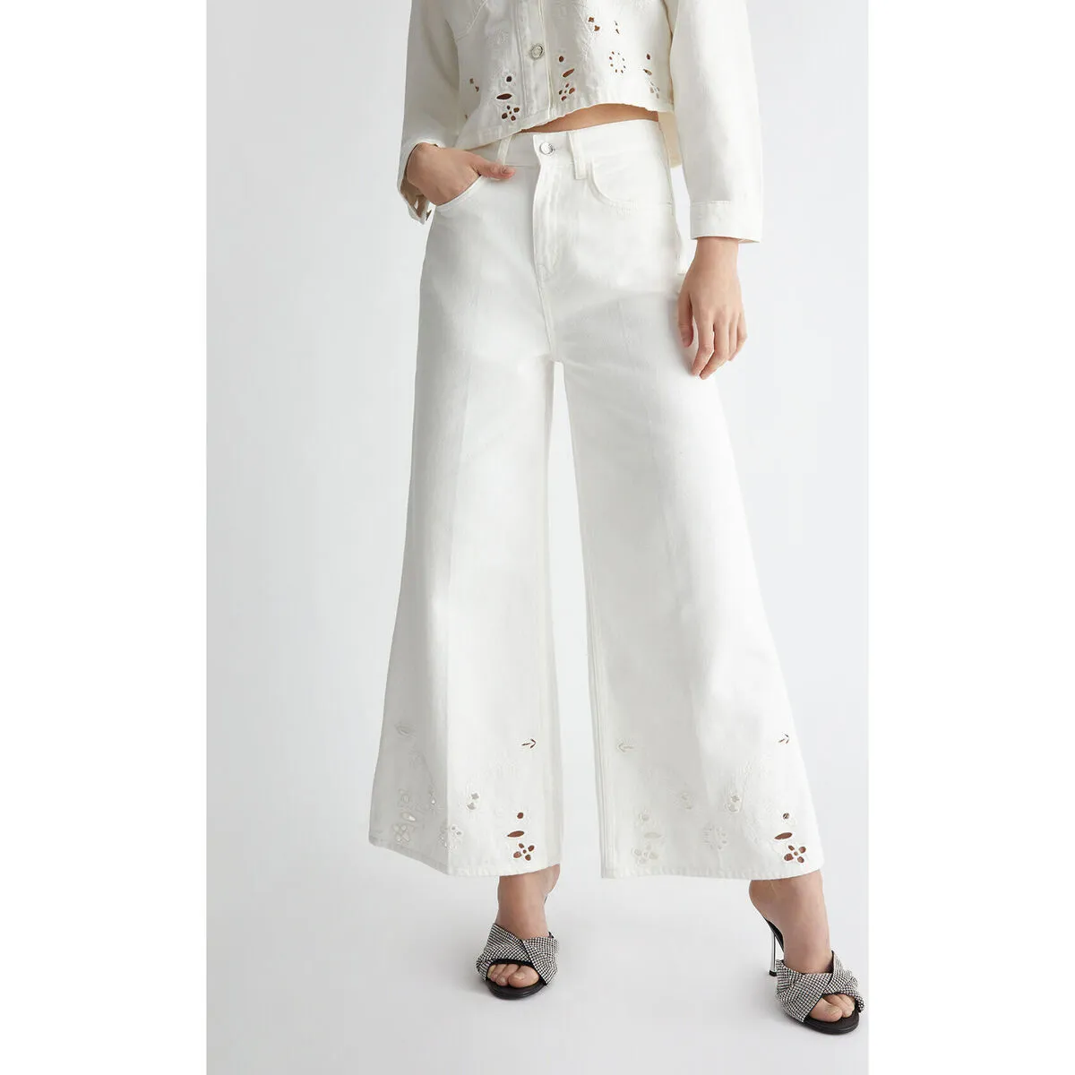 Pantalón acampanado con bordados