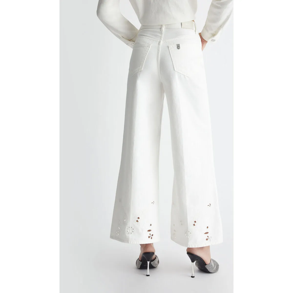 Pantalón acampanado con bordados