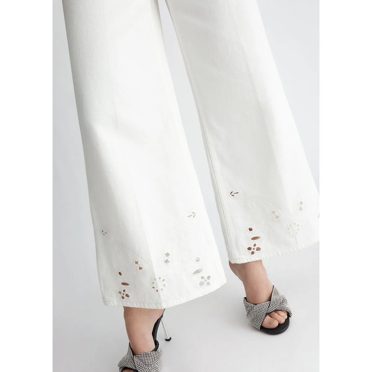 Pantalón acampanado con bordados