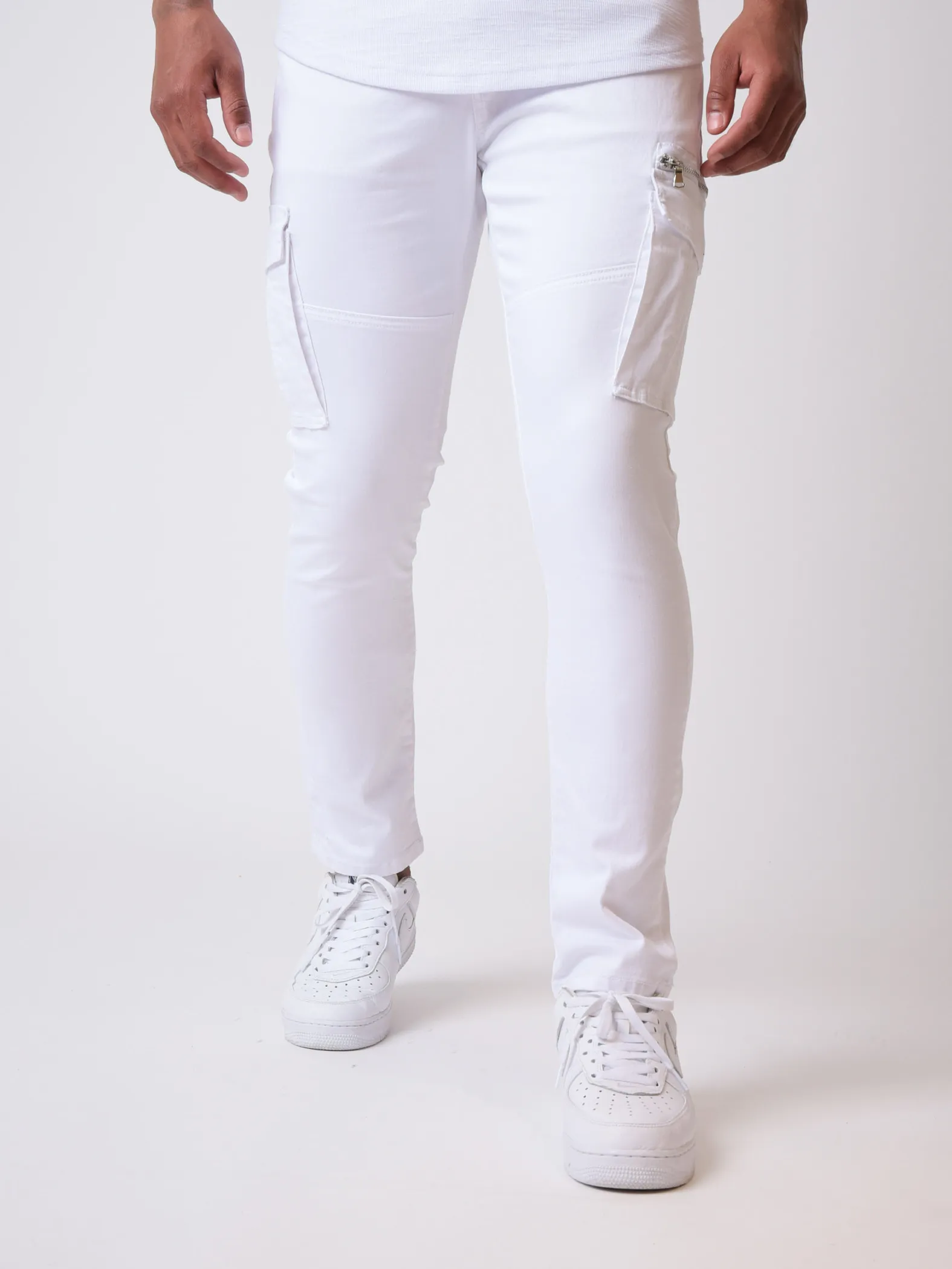 Pantalón cargo con bolsillo de parche