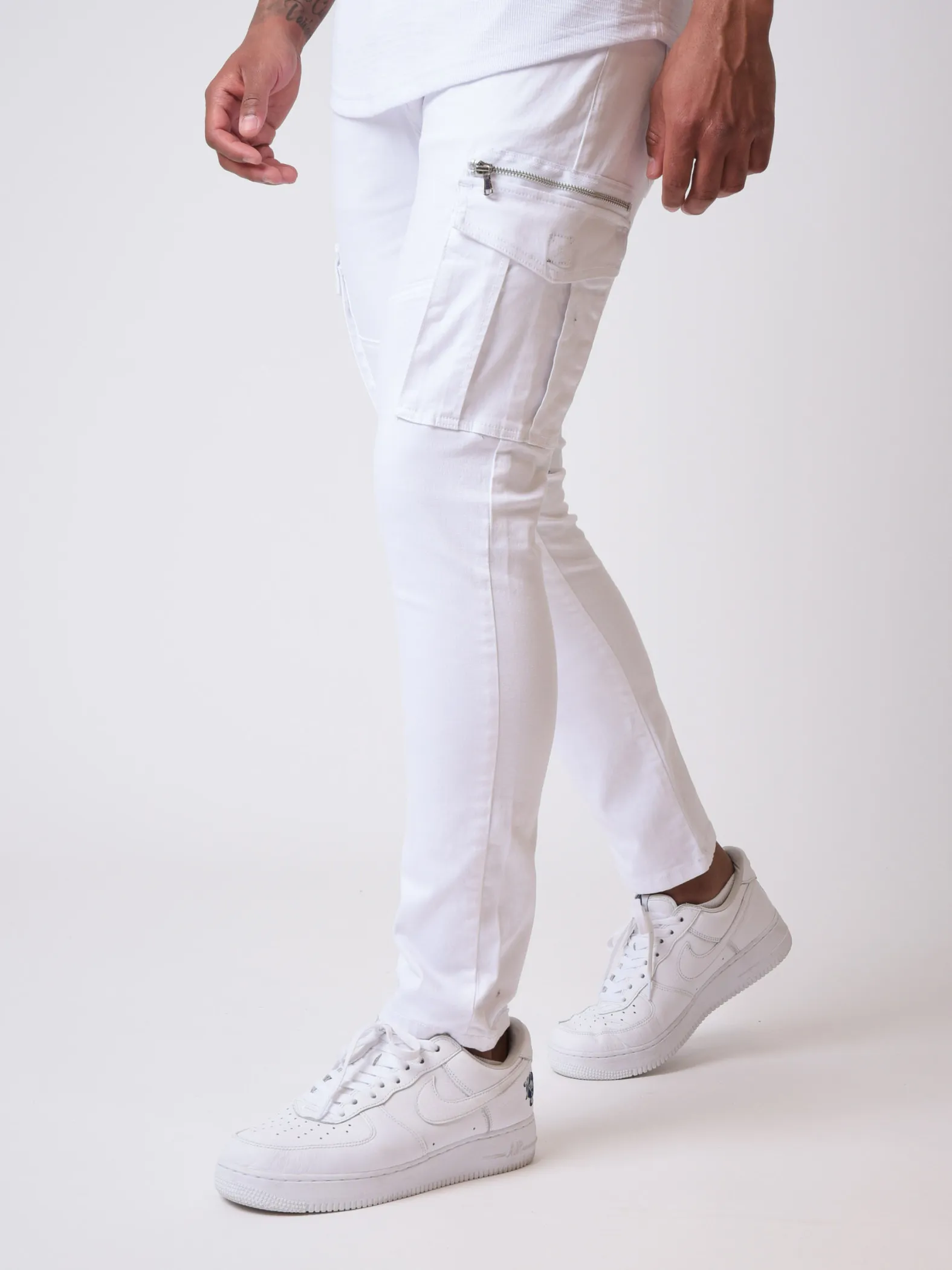 Pantalón cargo con bolsillo de parche