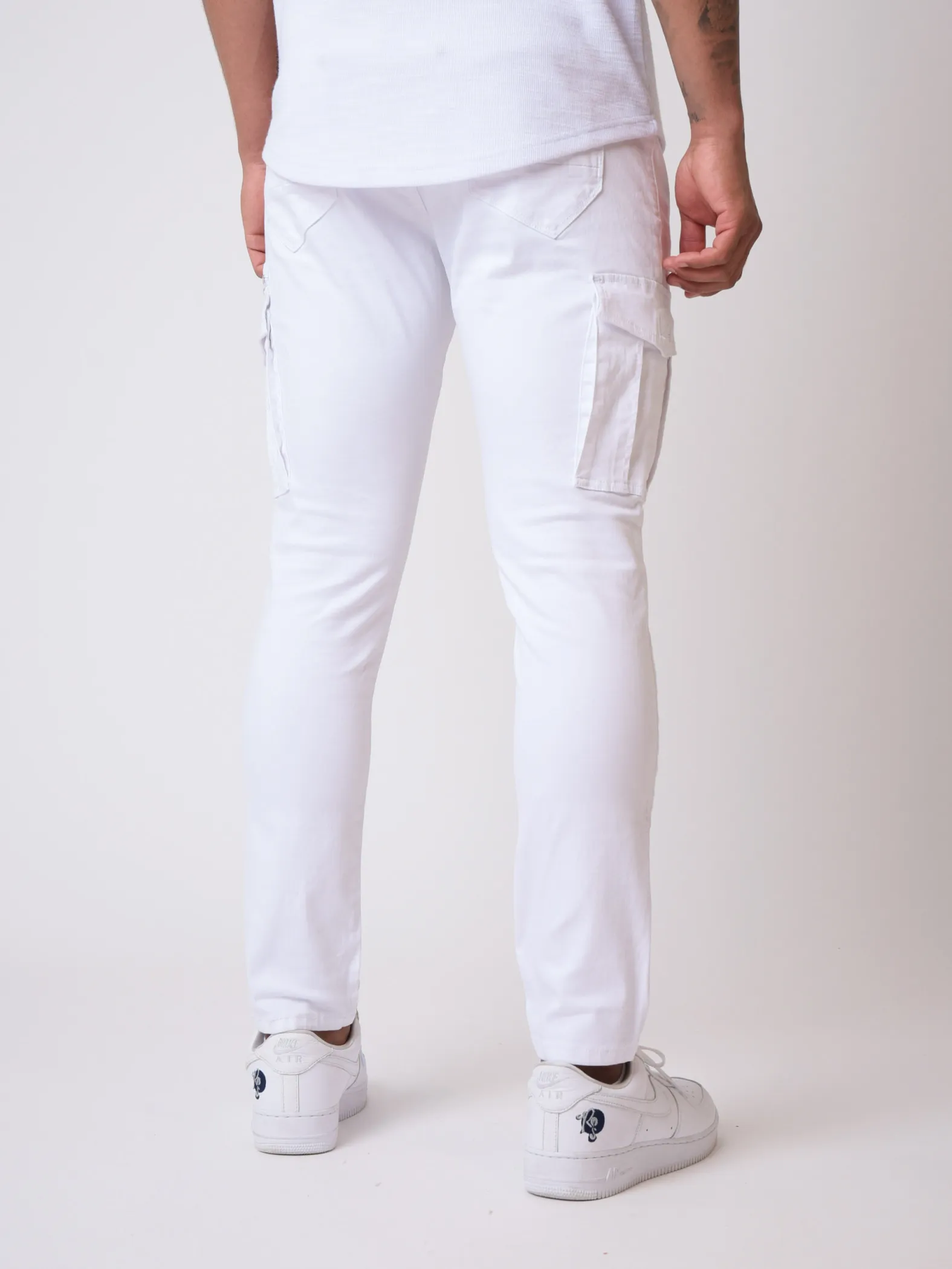 Pantalón cargo con bolsillo de parche