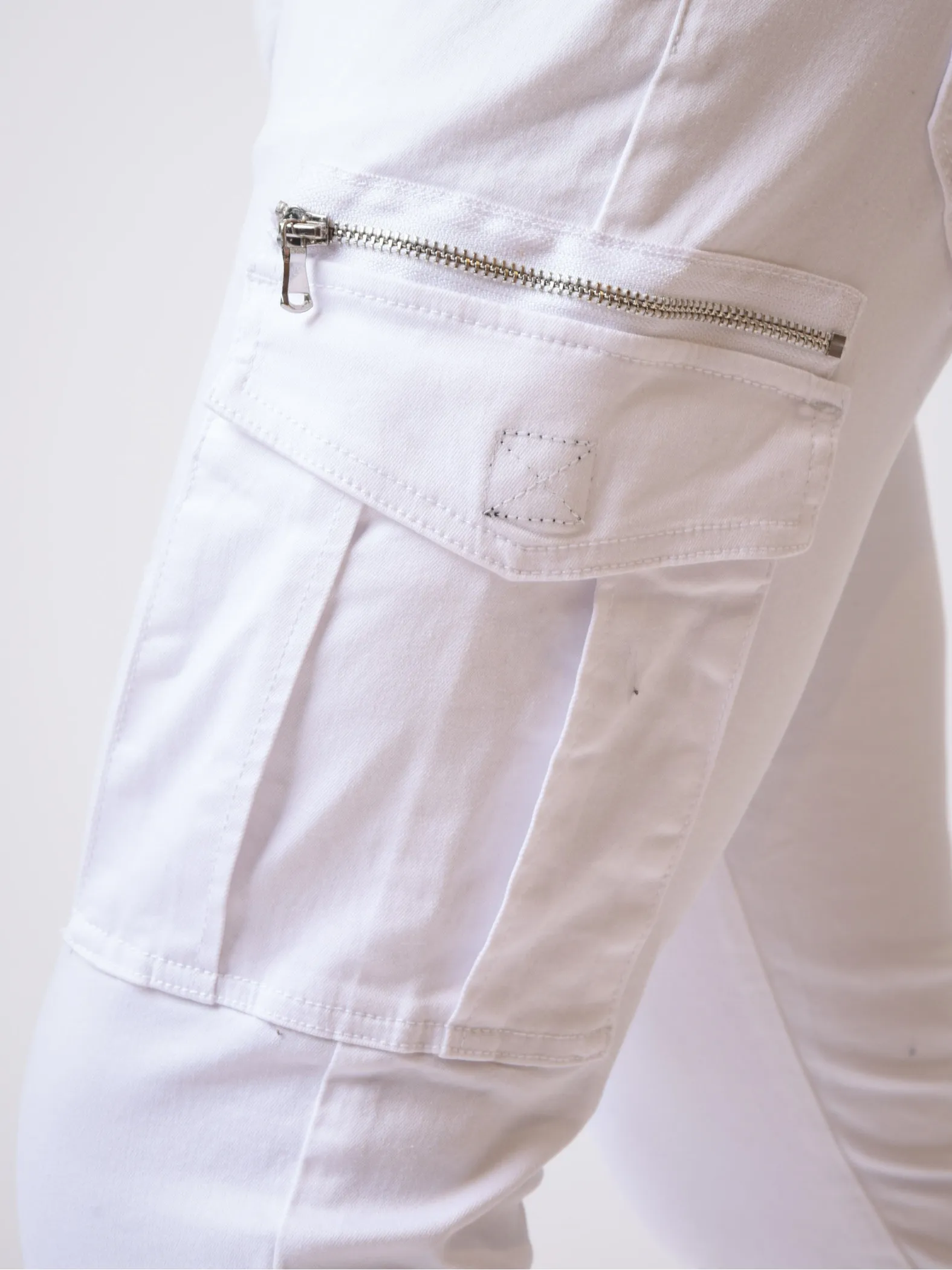 Pantalón cargo con bolsillo de parche