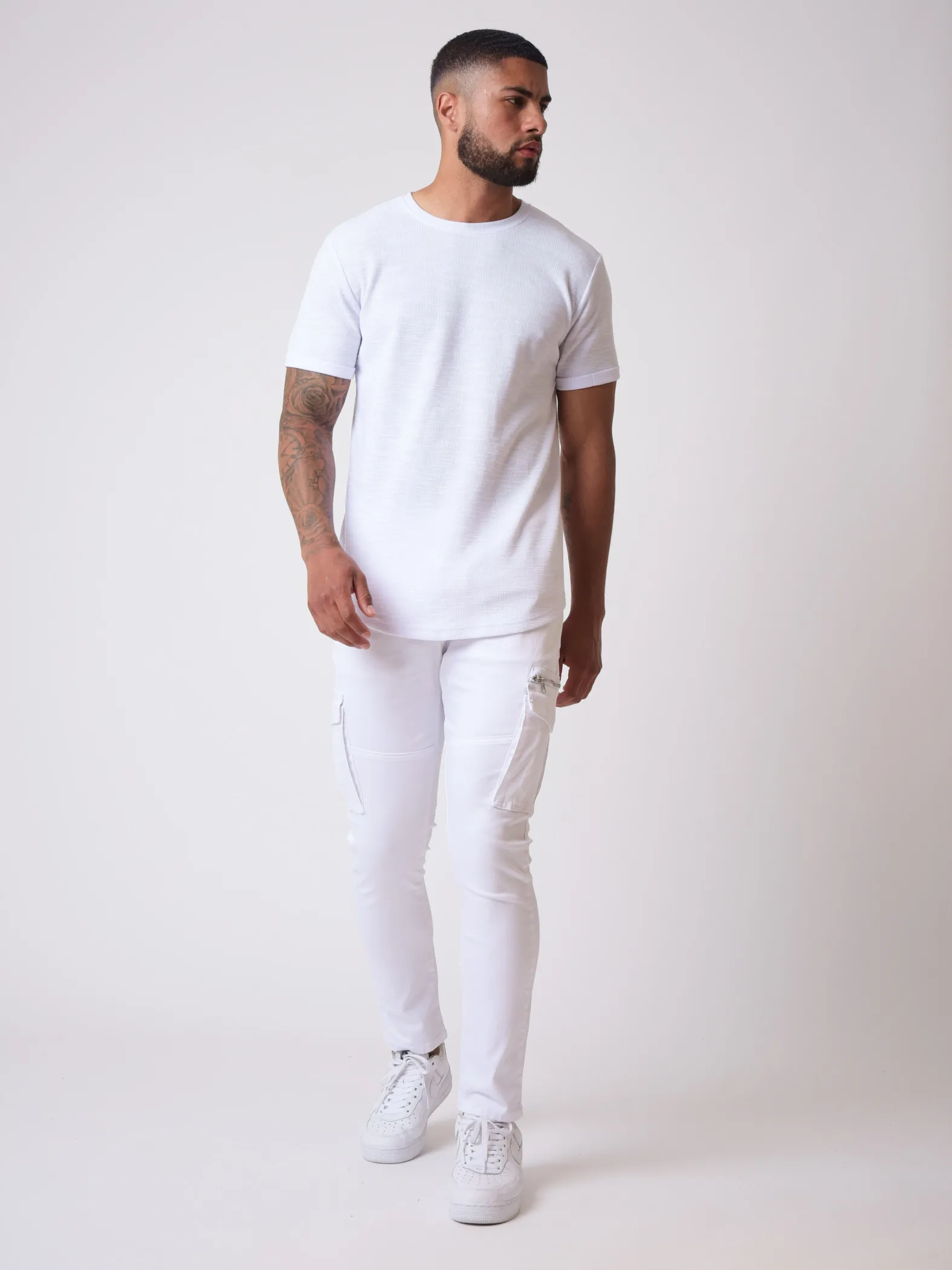 Pantalón cargo con bolsillo de parche