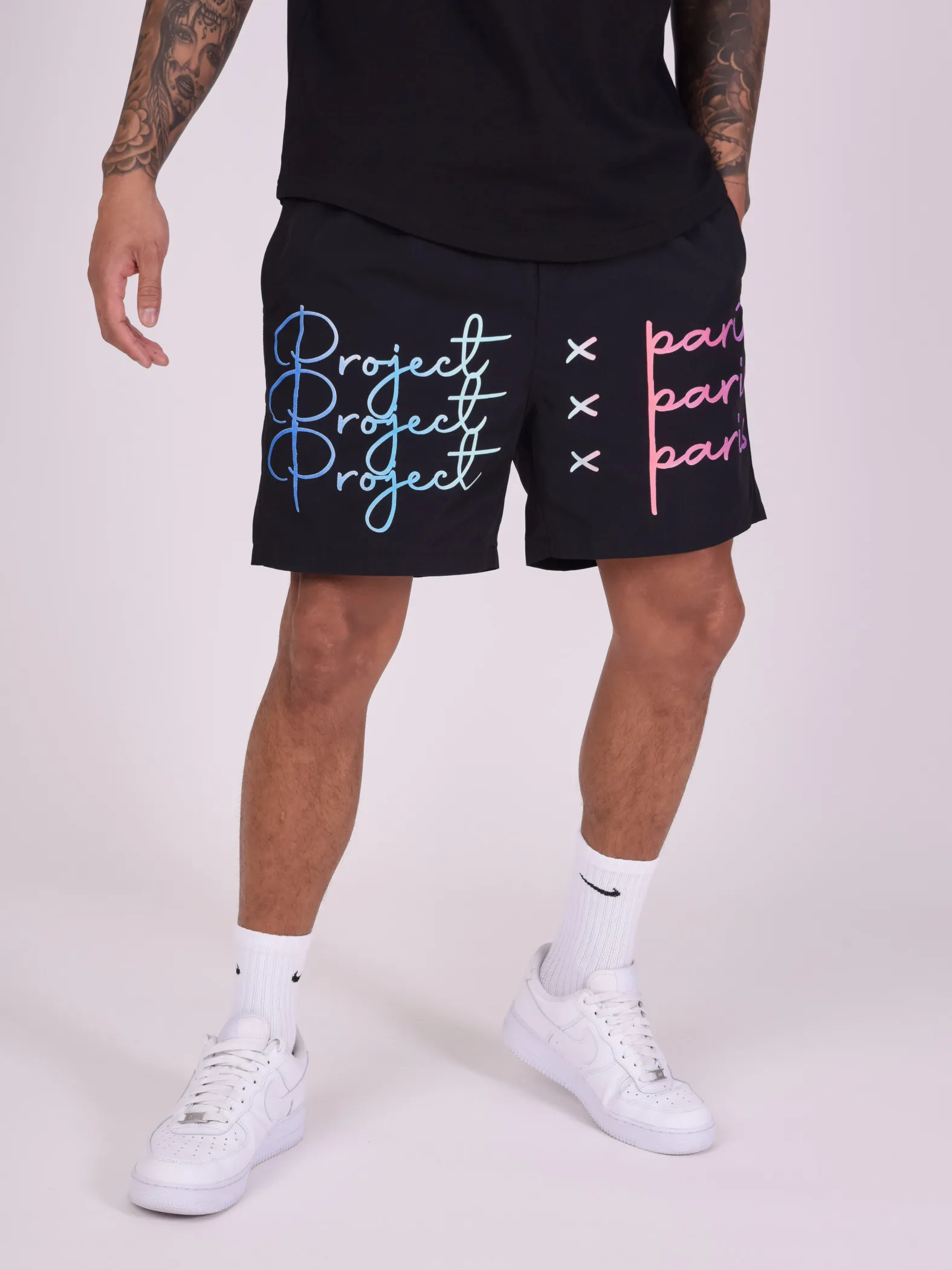 Pantalón corto con logotipo impreso en degradado de gran tamaño
