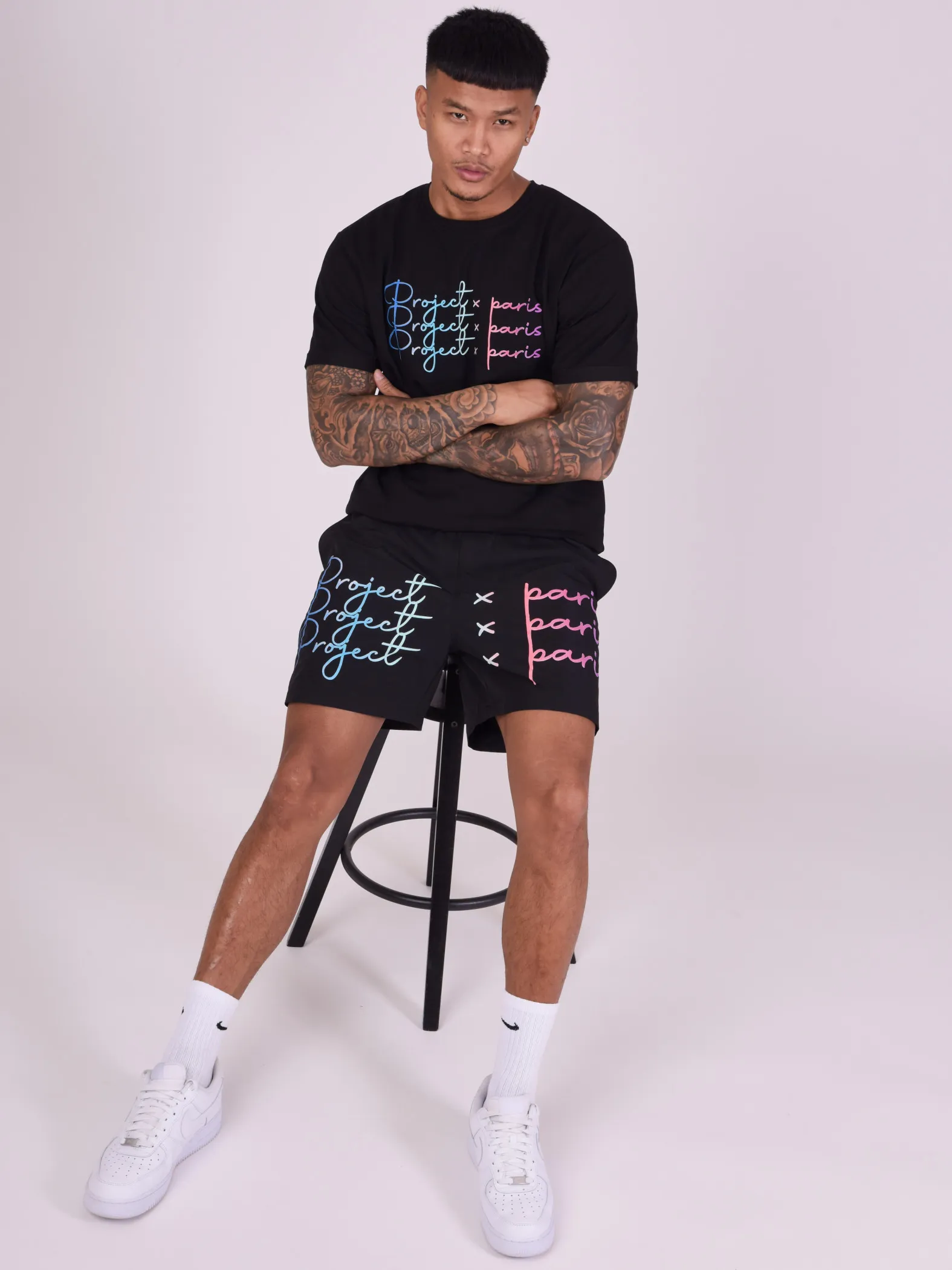 Pantalón corto con logotipo impreso en degradado de gran tamaño