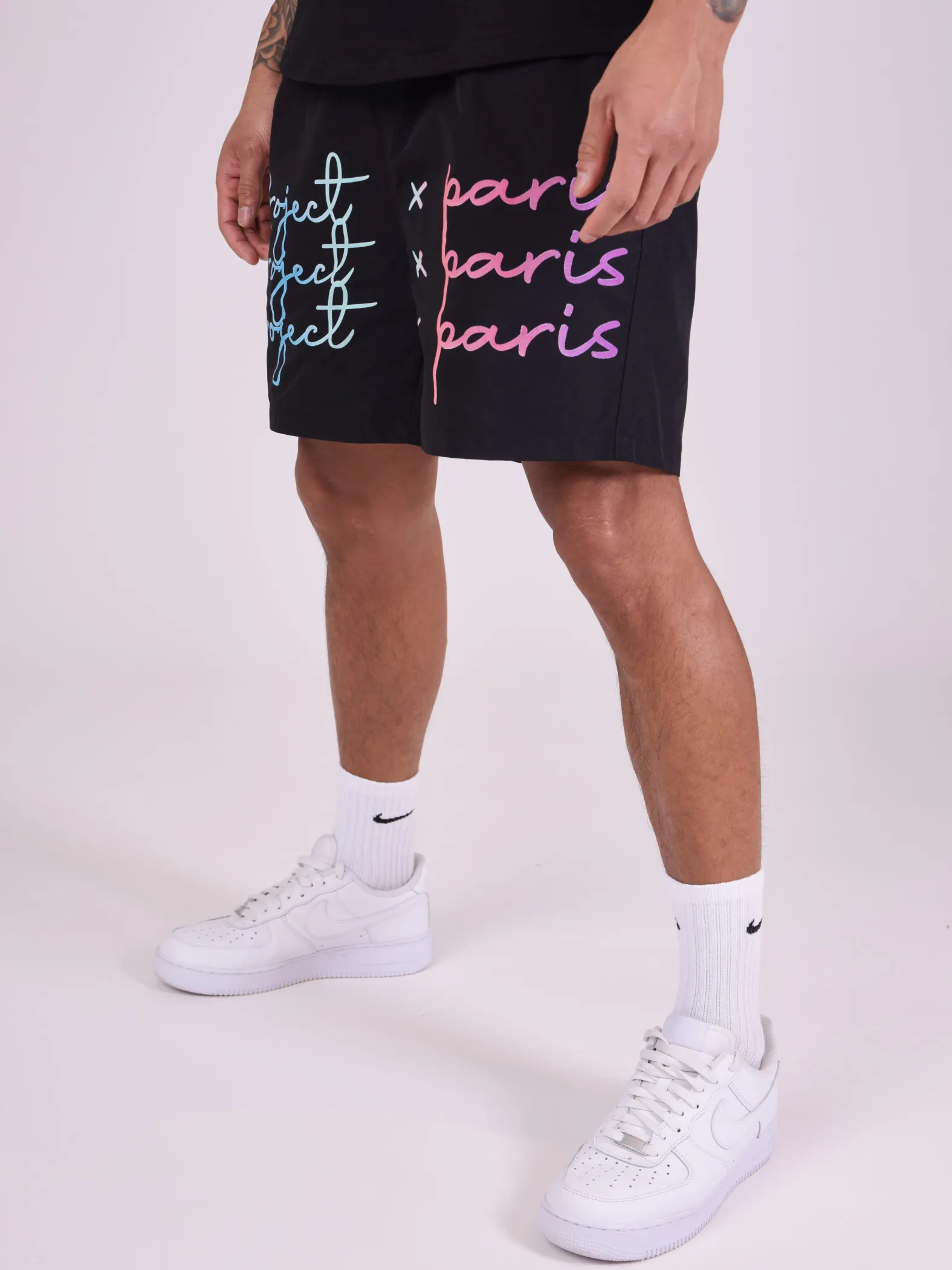 Pantalón corto con logotipo impreso en degradado de gran tamaño