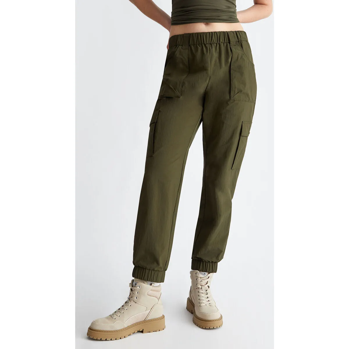 Pantalón de nailon con cinturón
