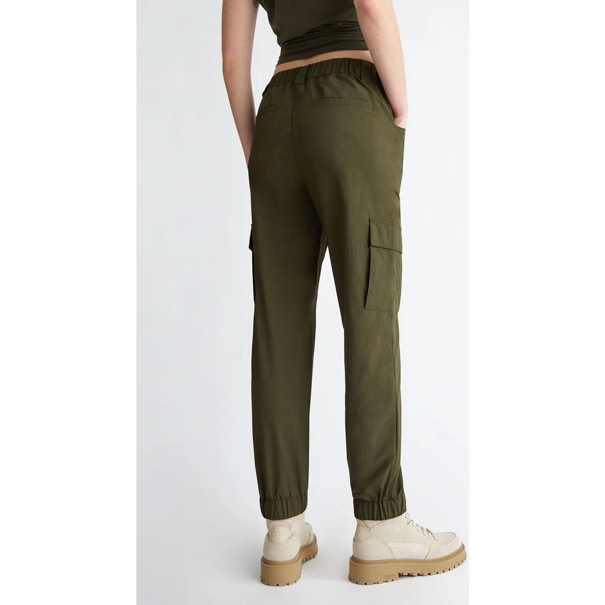 Pantalón de nailon con cinturón