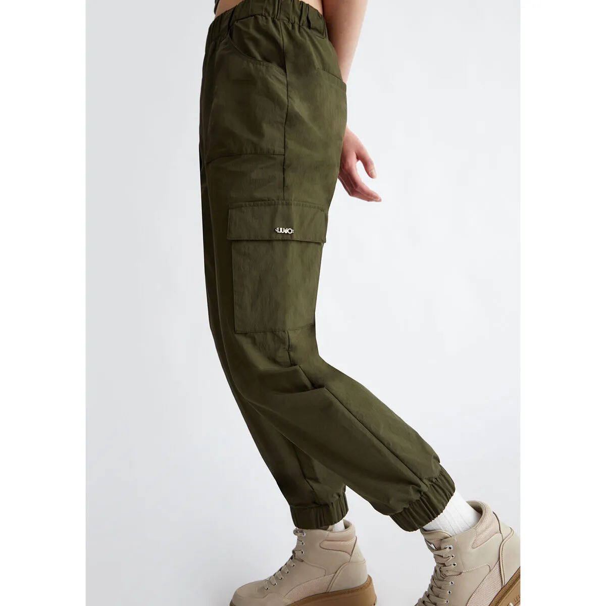 Pantalón de nailon con cinturón