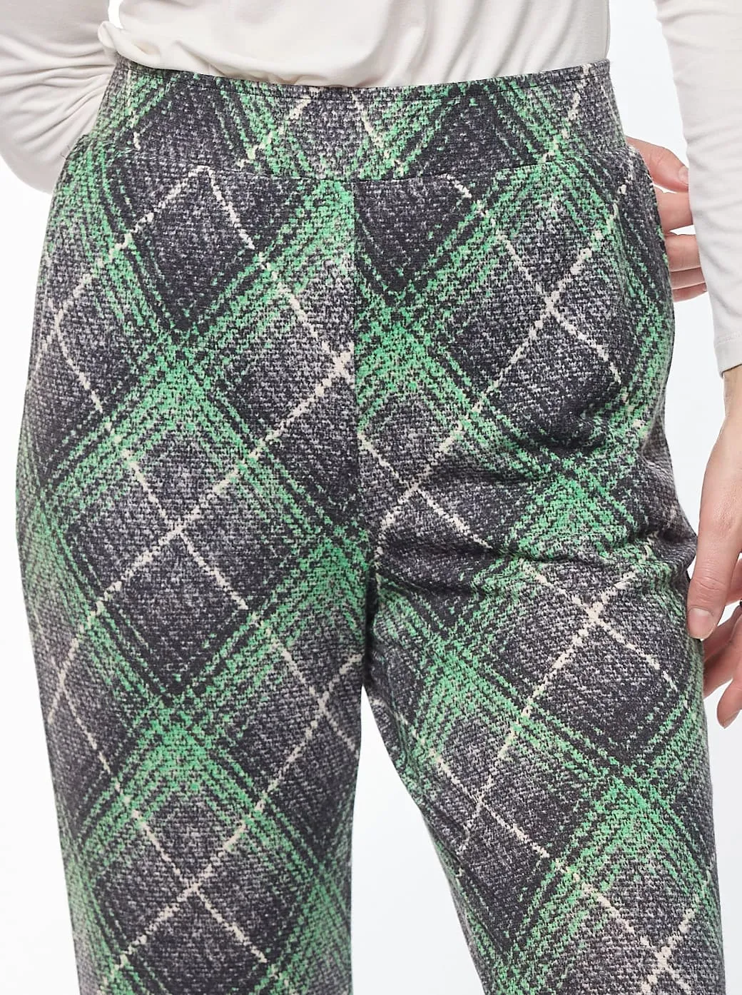 Pantalón verde con bolsa en costados Esenciales