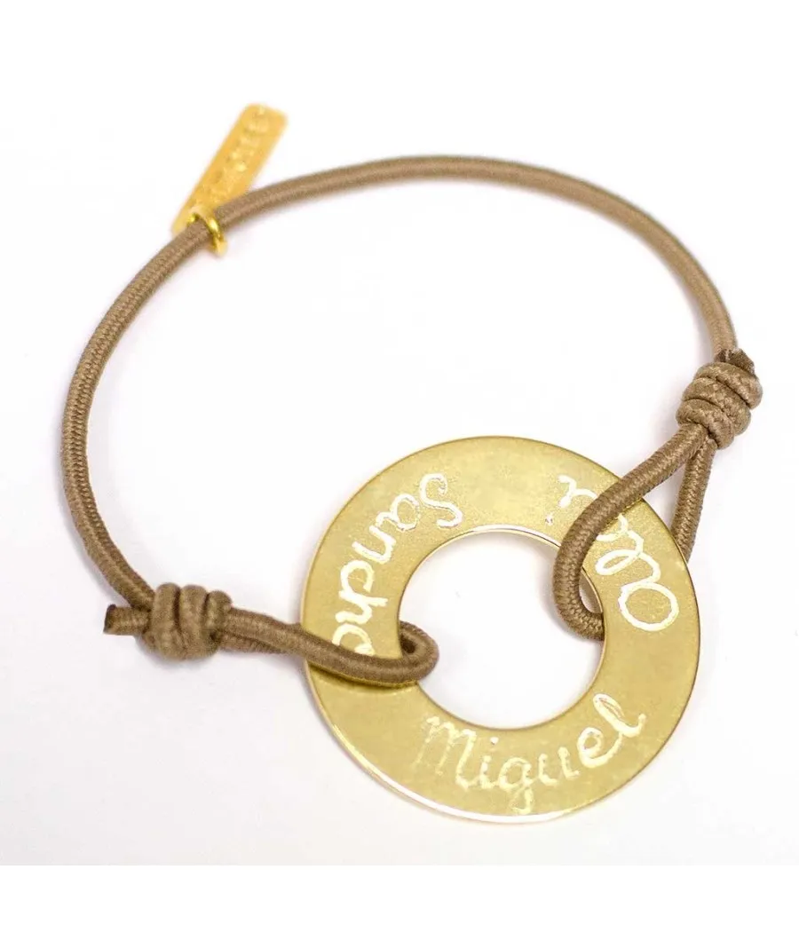 Pulsera aro de oro grabada con nombres