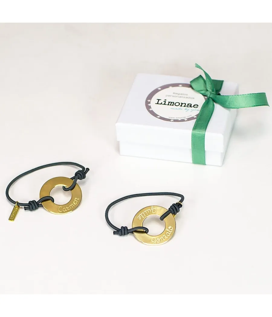 Pulsera aro de oro grabada con nombres