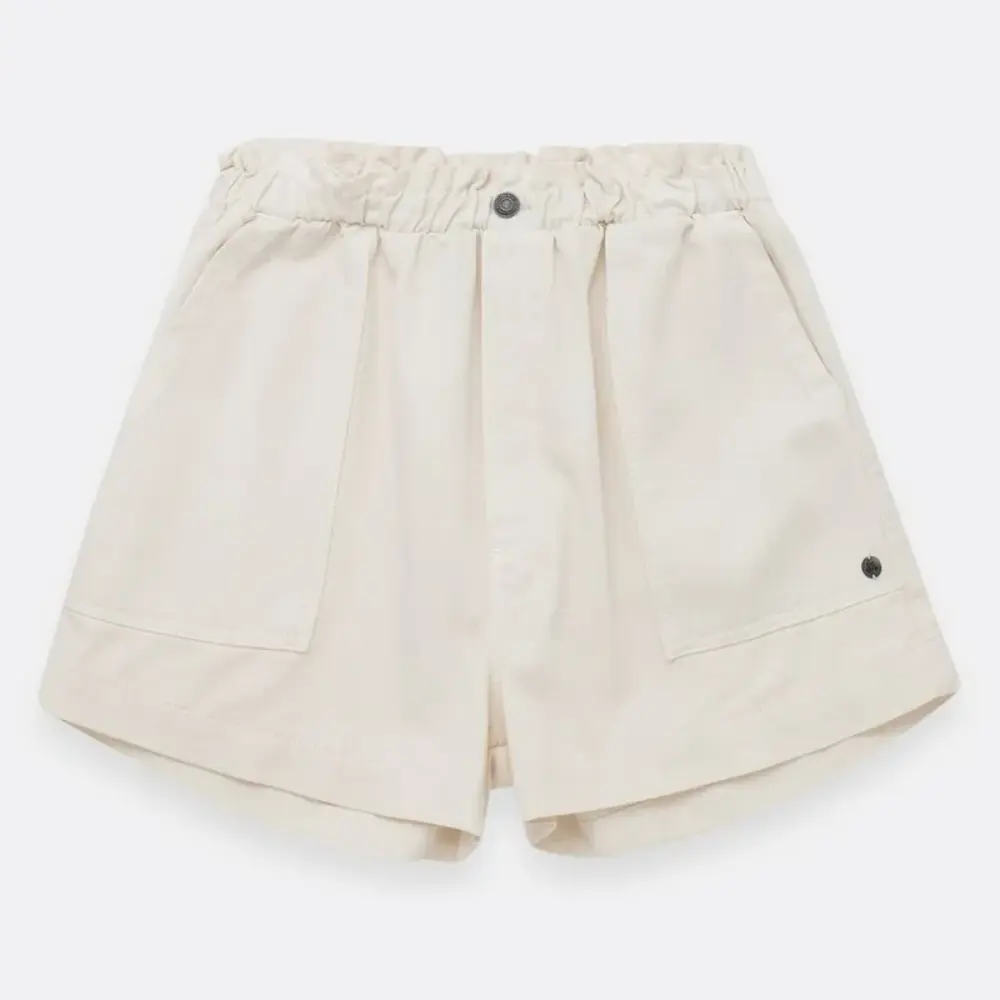Short con cintura elástica y bolsillos
