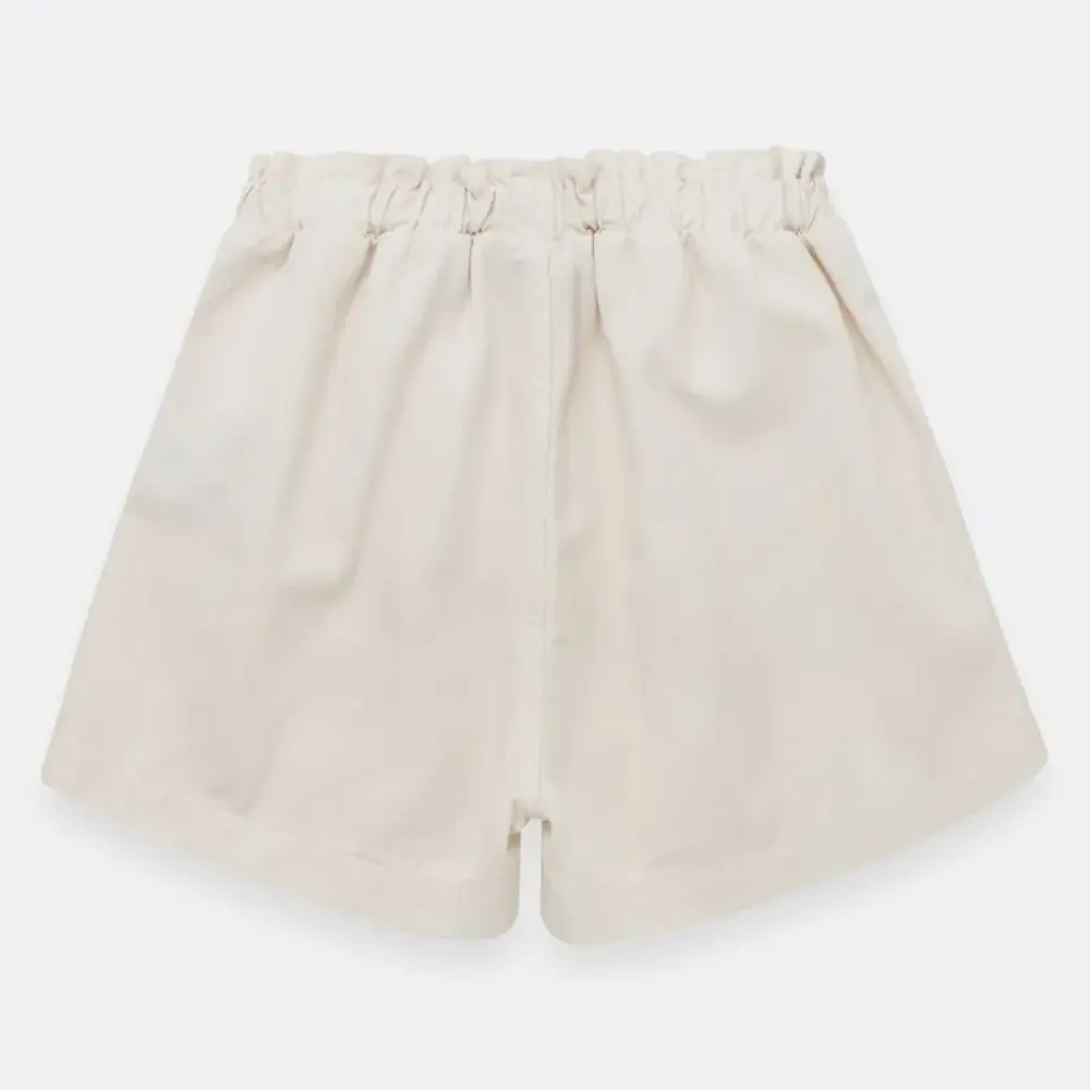 Short con cintura elástica y bolsillos