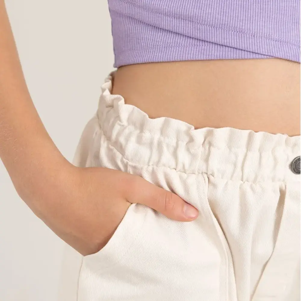 Short con cintura elástica y bolsillos