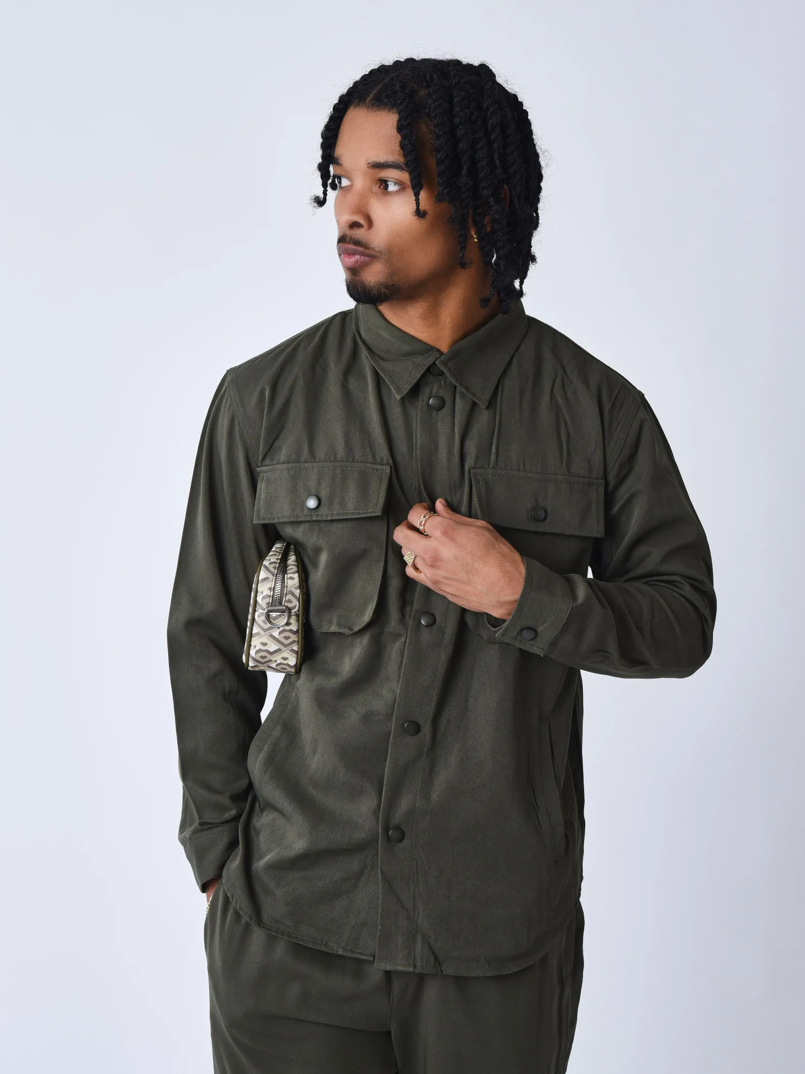 Sobrecamisa básica con bolsillos