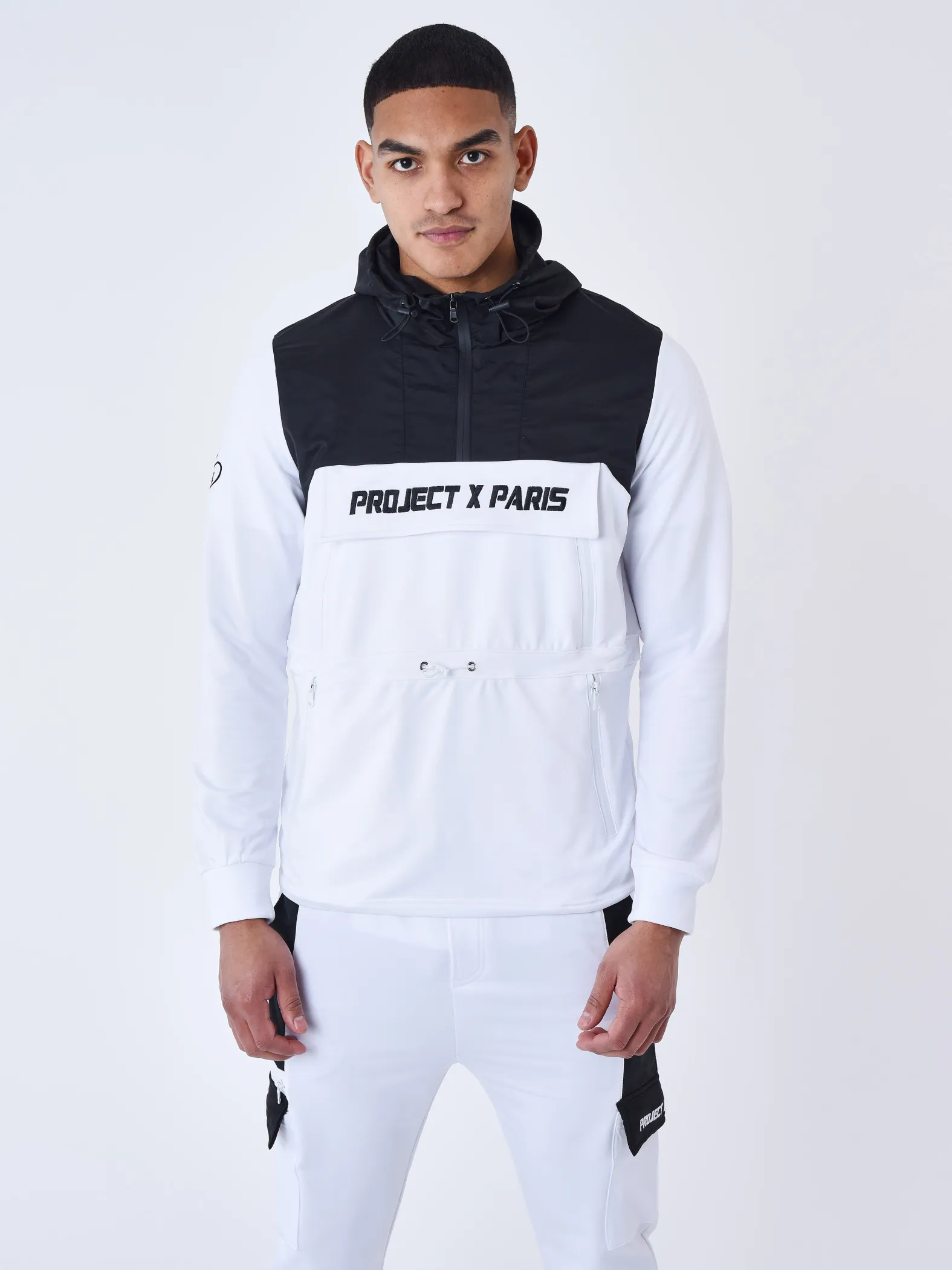 Sudadera bicolor con capucha cortavientos