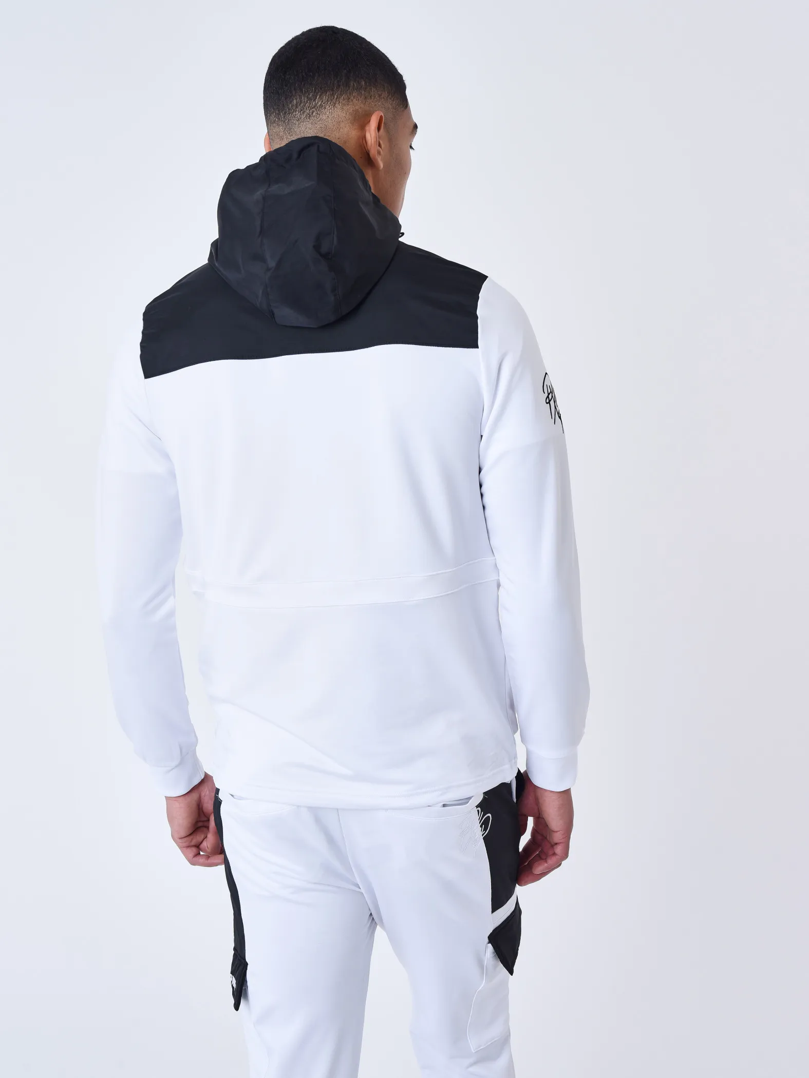 Sudadera bicolor con capucha cortavientos