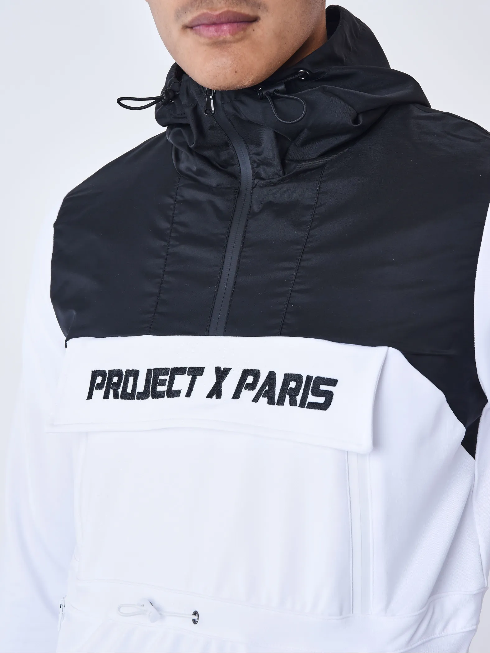 Sudadera bicolor con capucha cortavientos