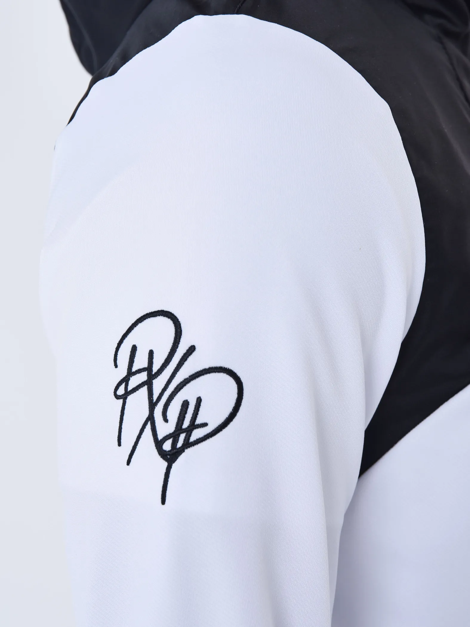 Sudadera bicolor con capucha cortavientos