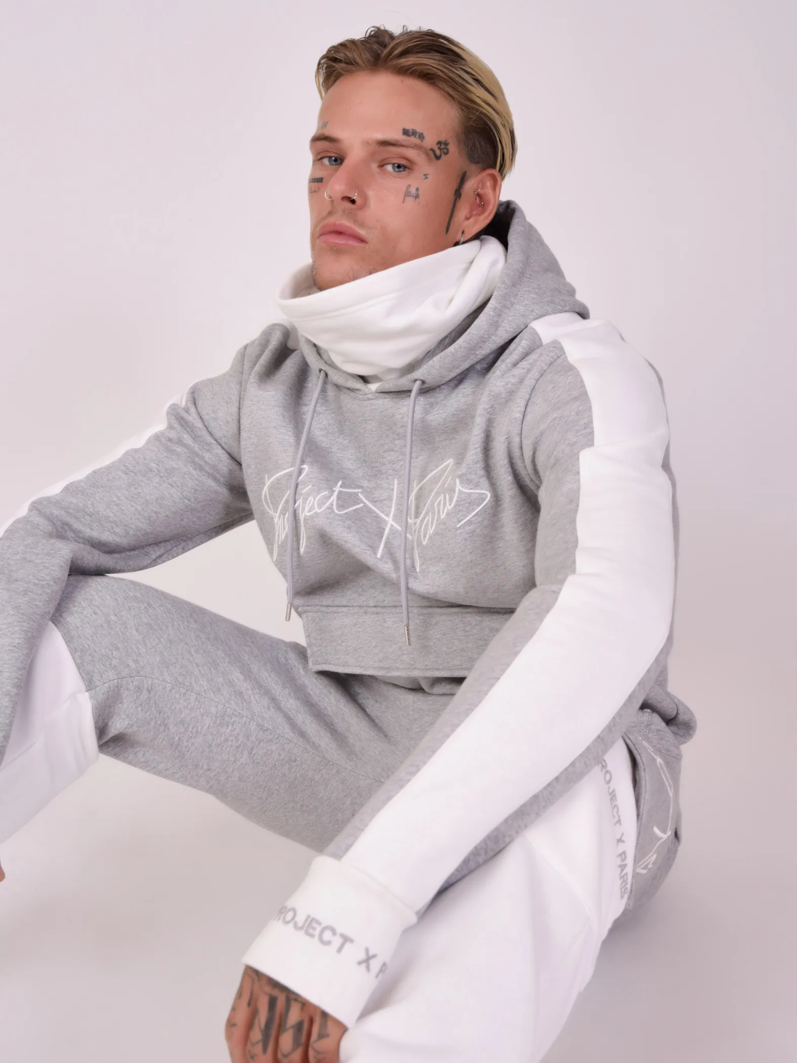 Sudadera bicolor con capucha