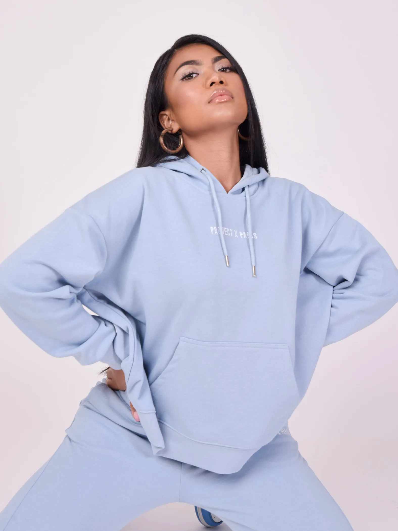 Sudadera básica con capucha y logotipo bordado