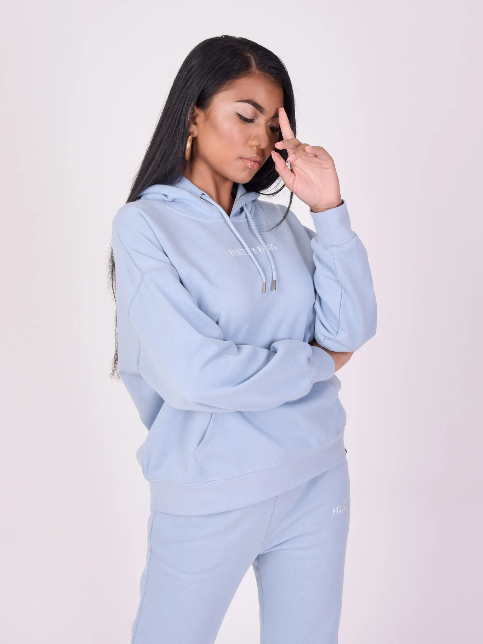 Sudadera básica con capucha y logotipo bordado