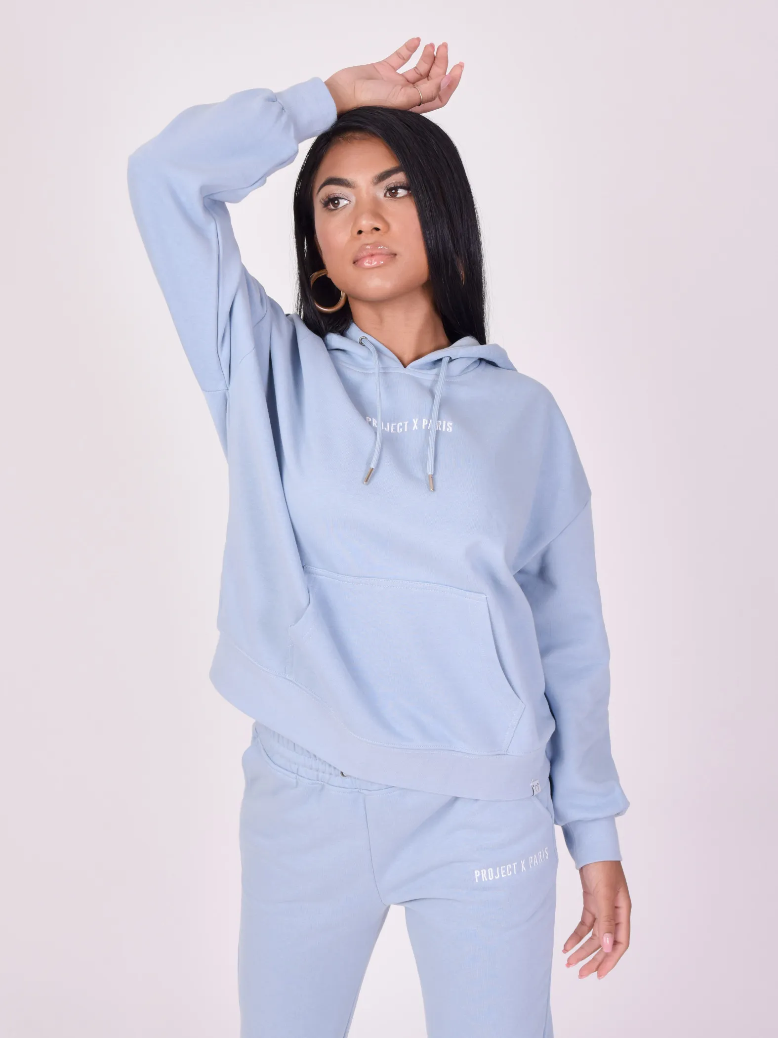 Sudadera básica con capucha y logotipo bordado