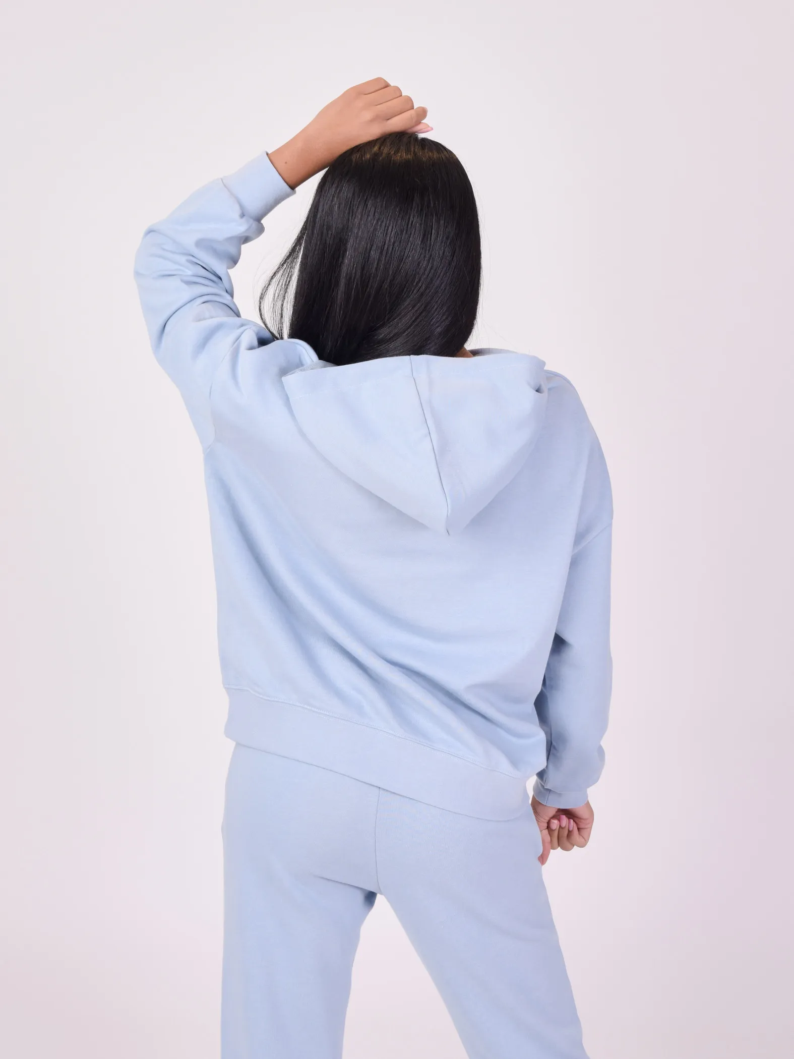 Sudadera básica con capucha y logotipo bordado