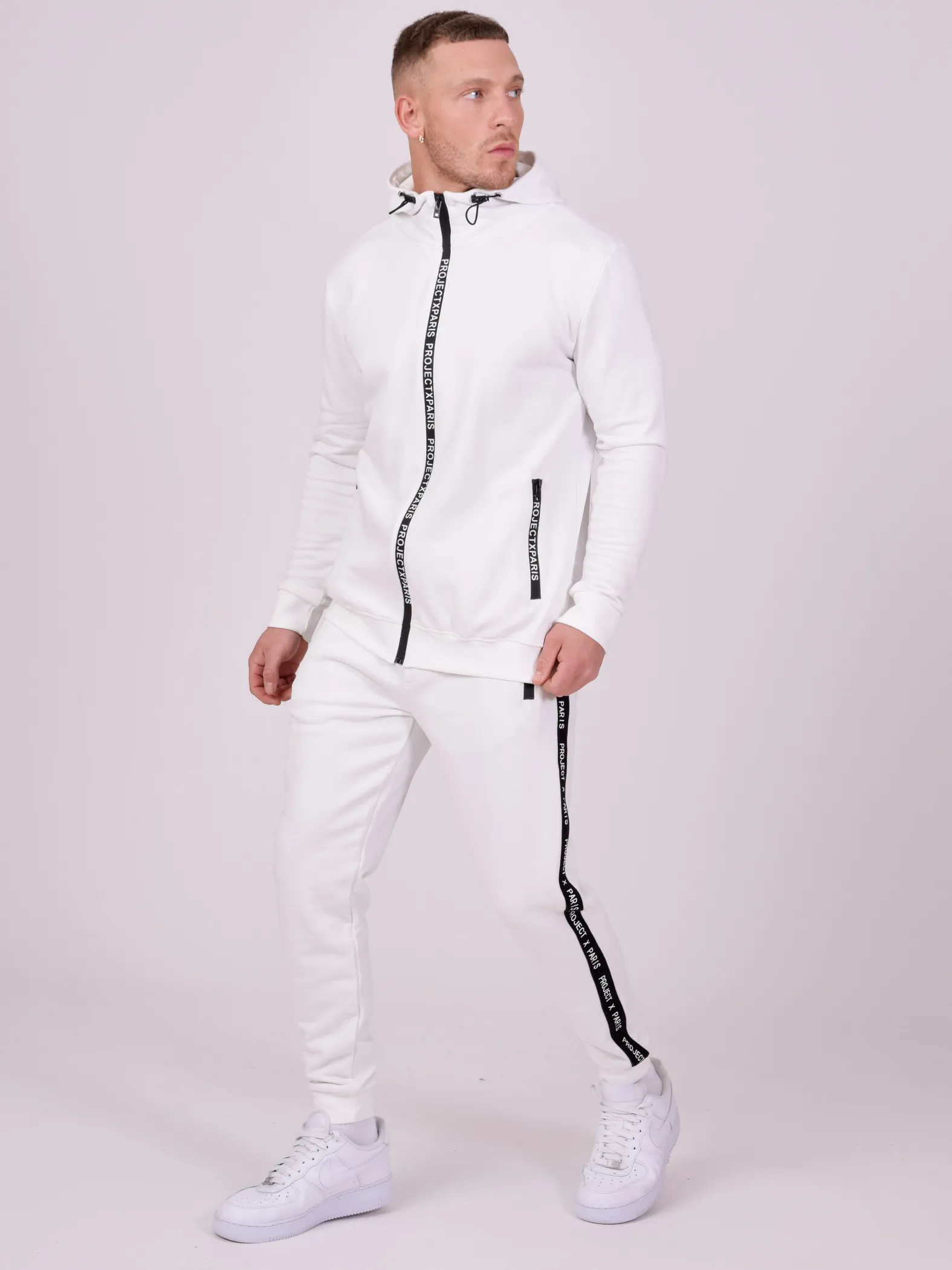 Sudadera básica con cremallera y logotipo