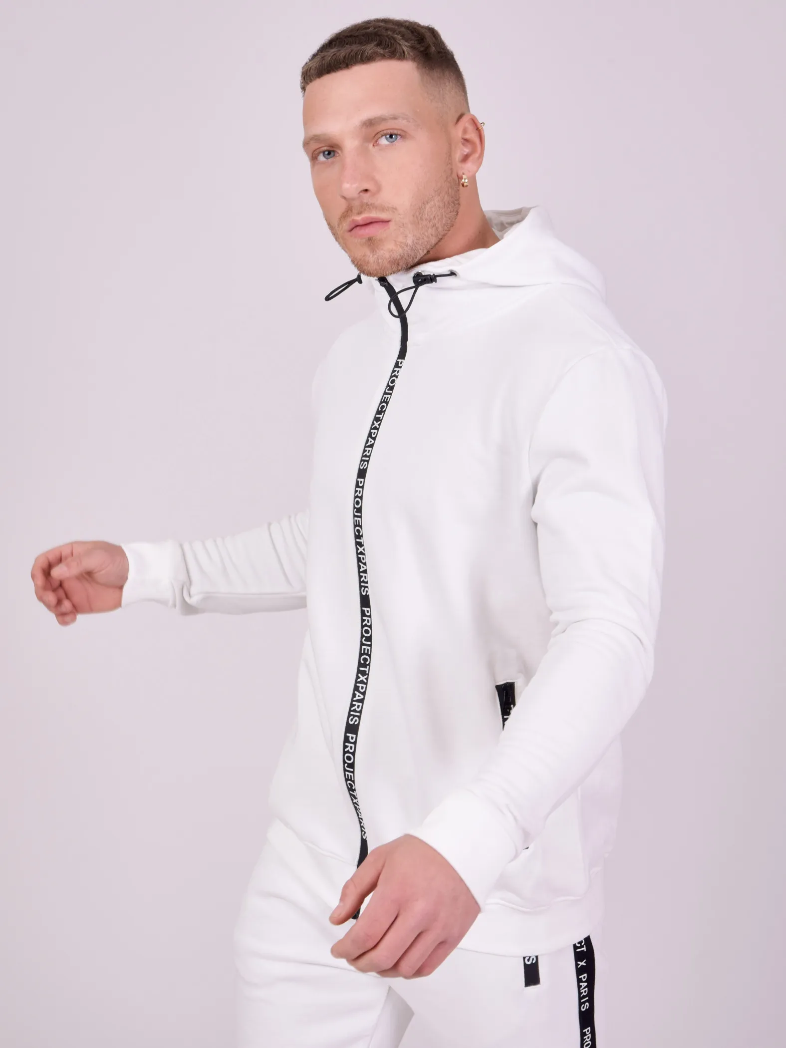 Sudadera básica con cremallera y logotipo