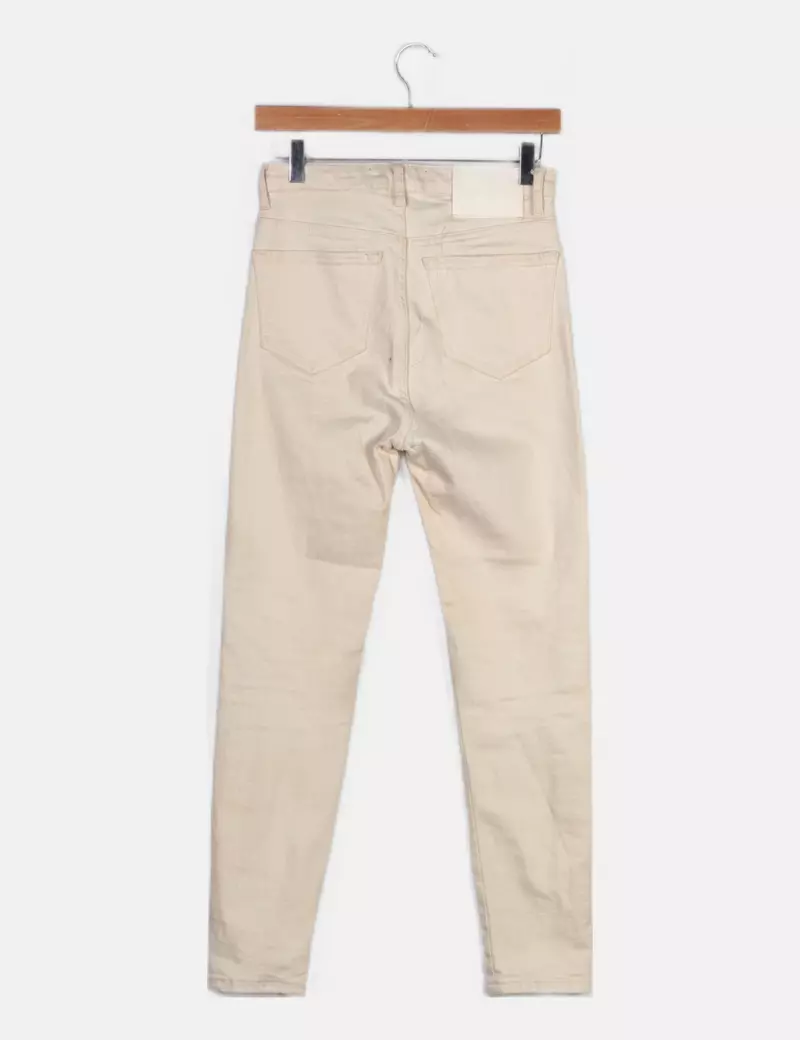 Uterqüe Pantalón beige con tachas