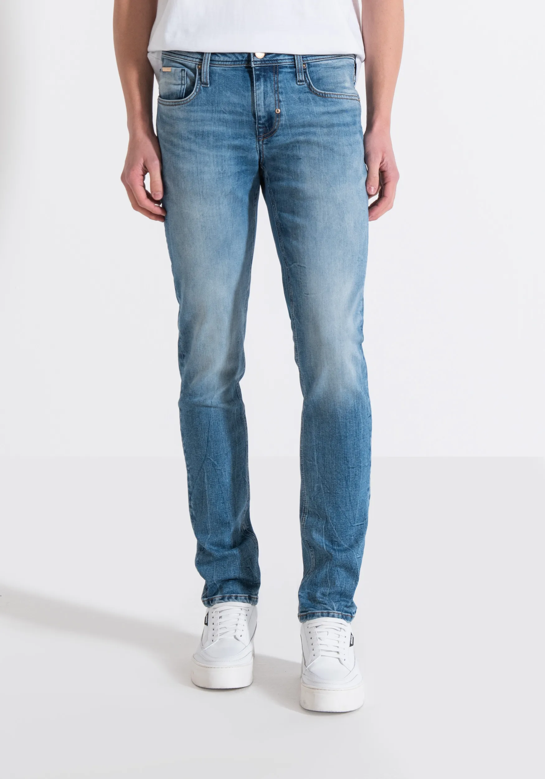 VAQUEROS TAPERED «OZZY» ELÁSTICOS VINTAGE GOLD LINE CON COSTURAS A LA VISTA