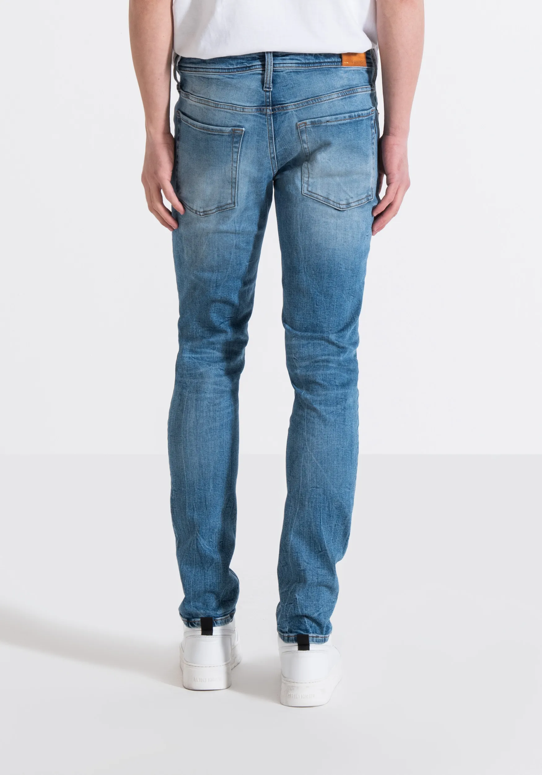 VAQUEROS TAPERED «OZZY» ELÁSTICOS VINTAGE GOLD LINE CON COSTURAS A LA VISTA