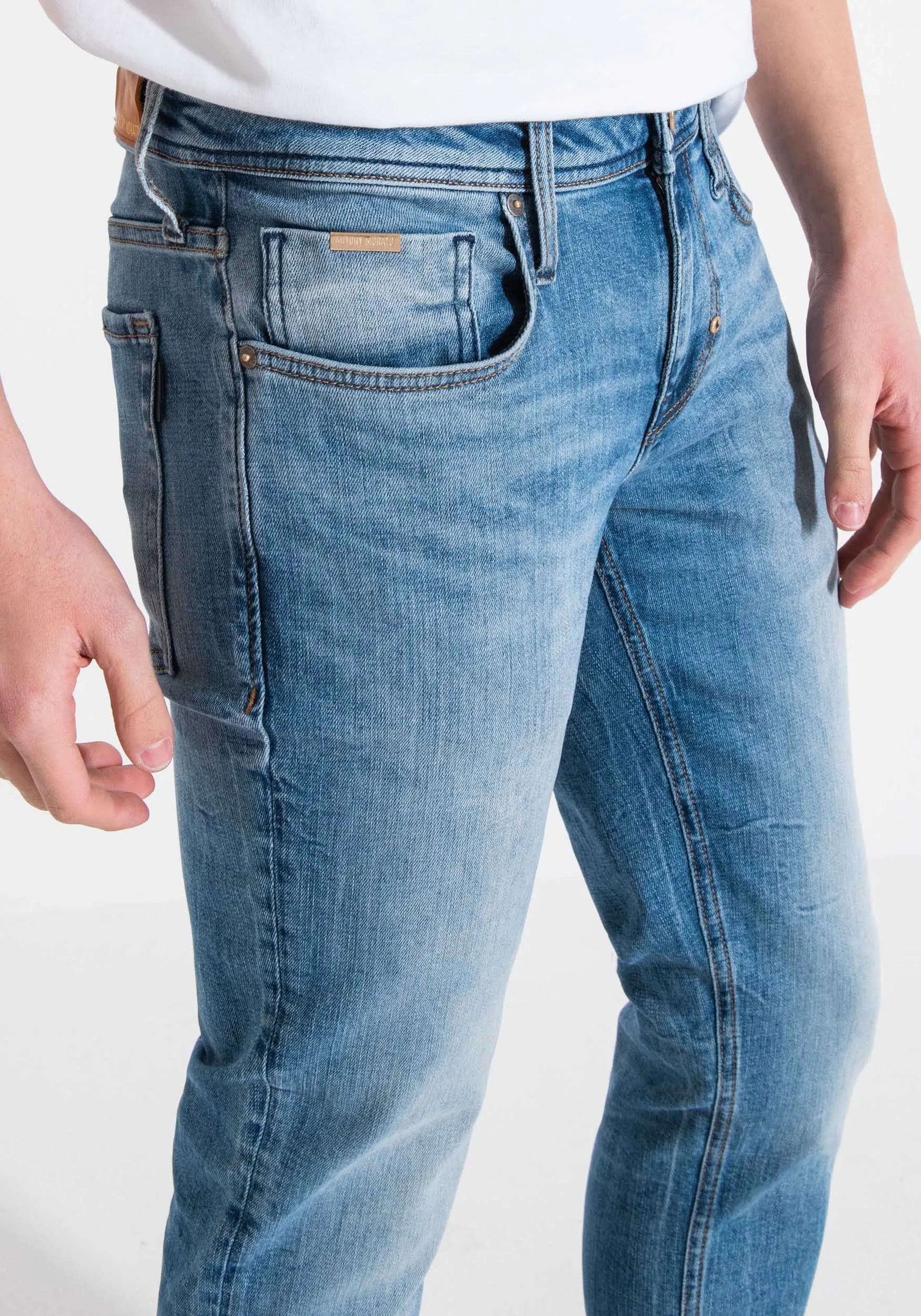 VAQUEROS TAPERED «OZZY» ELÁSTICOS VINTAGE GOLD LINE CON COSTURAS A LA VISTA