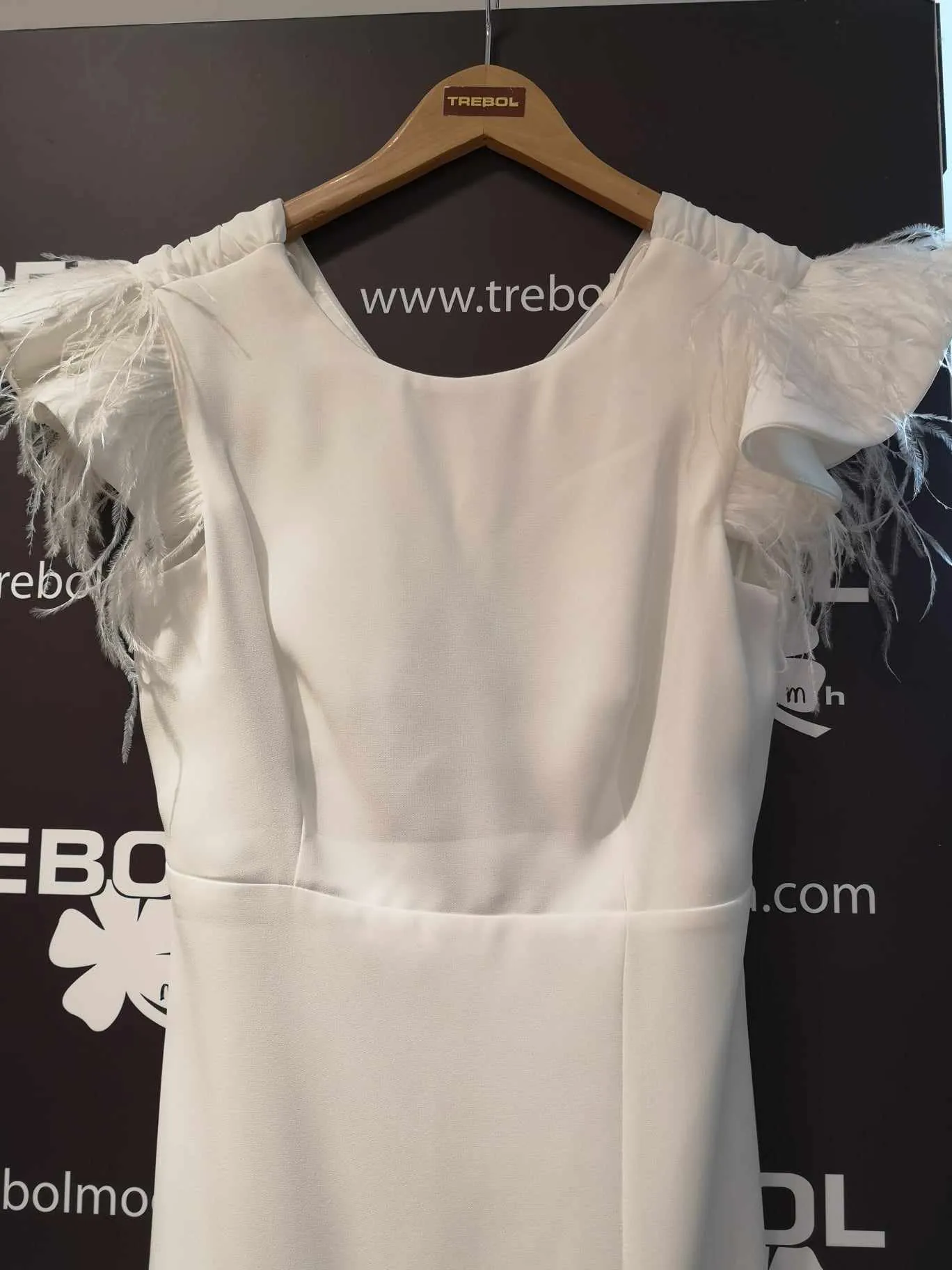 Vestido blanco con plumas