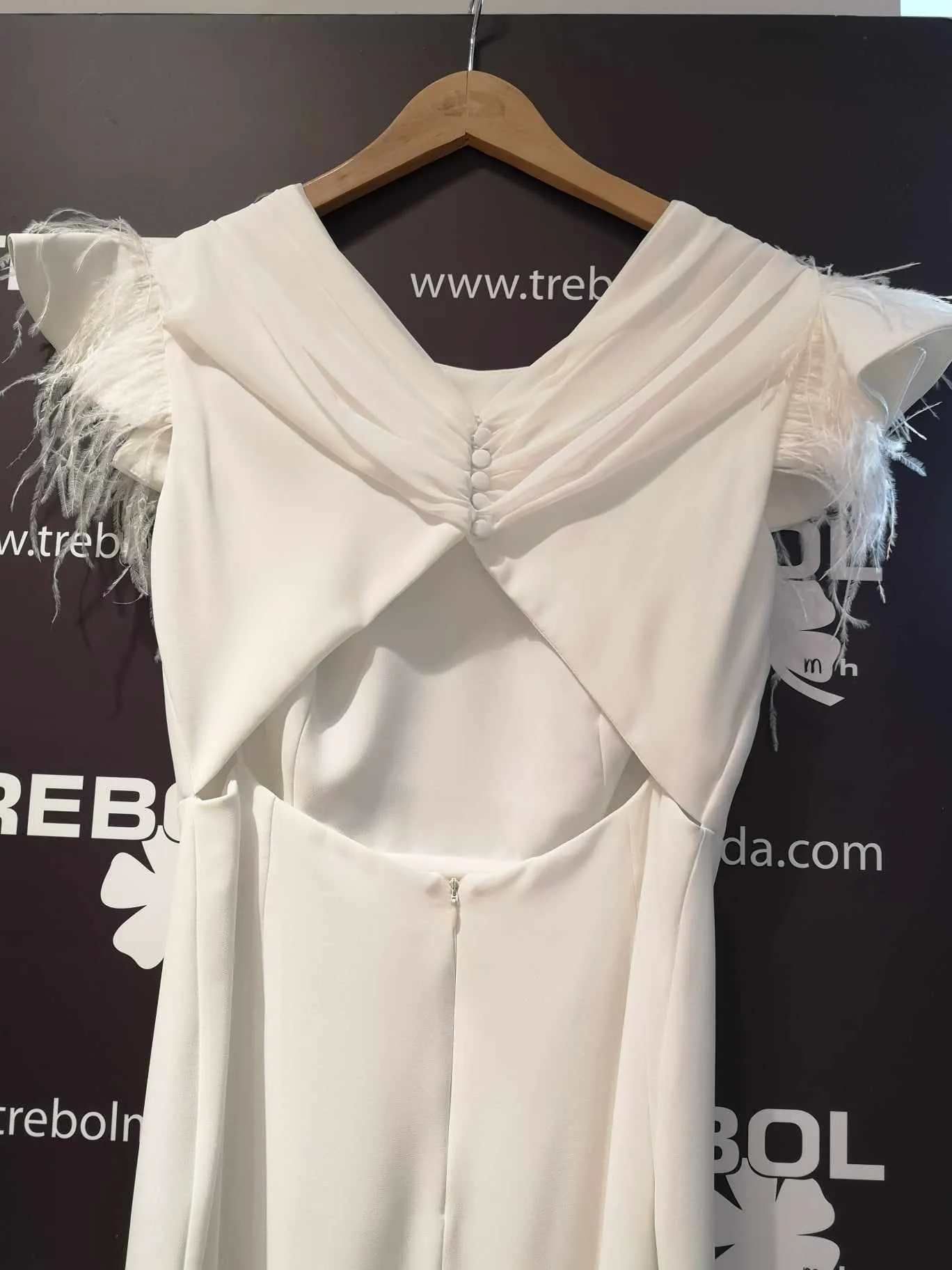 Vestido blanco con plumas