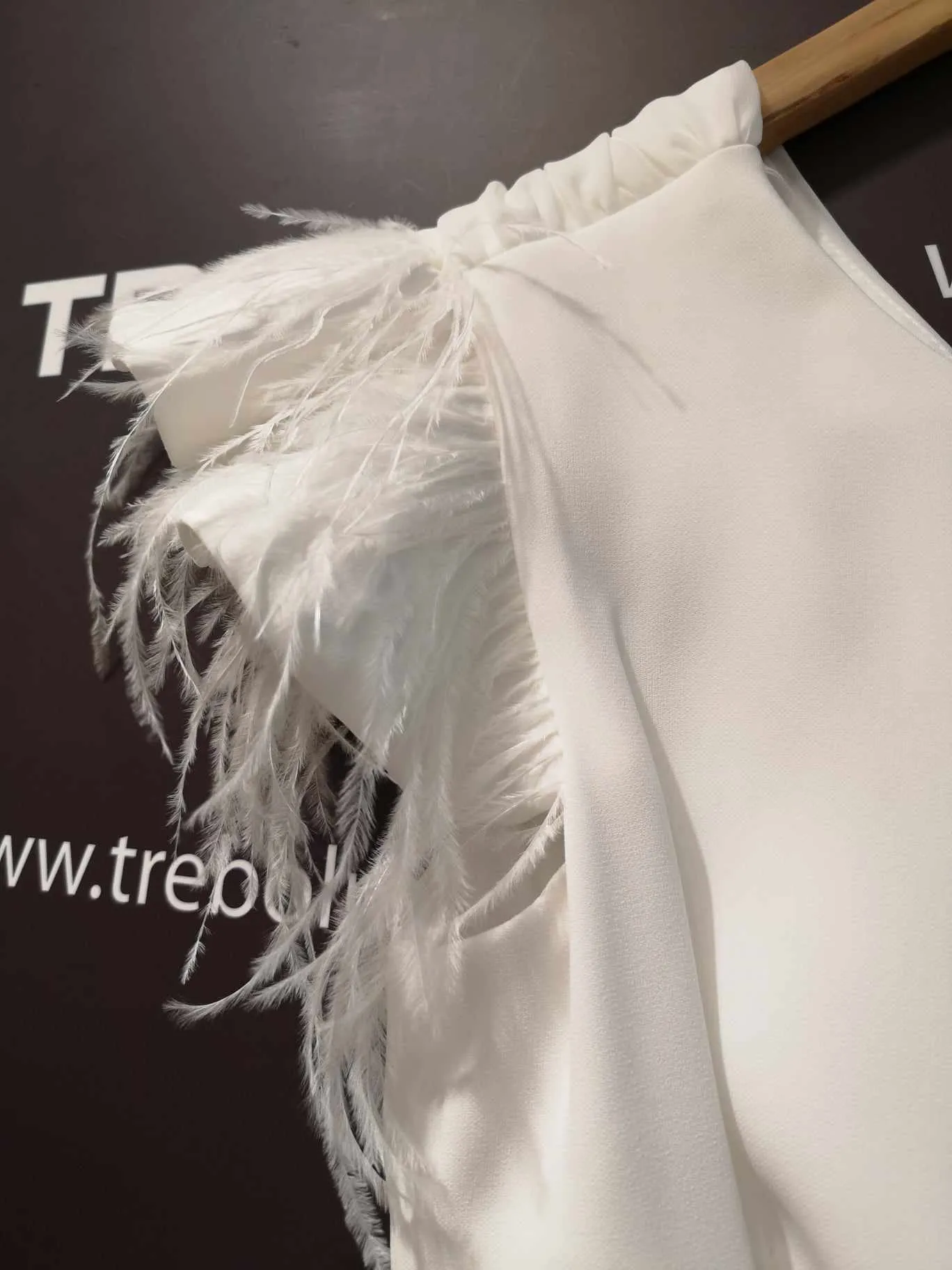 Vestido blanco con plumas