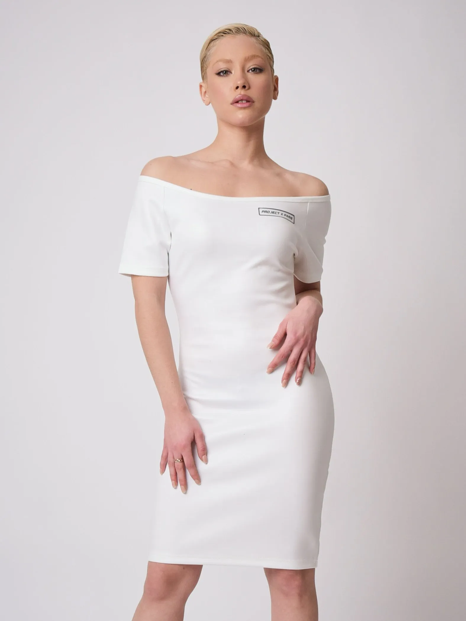 Vestido con hombro descubierto