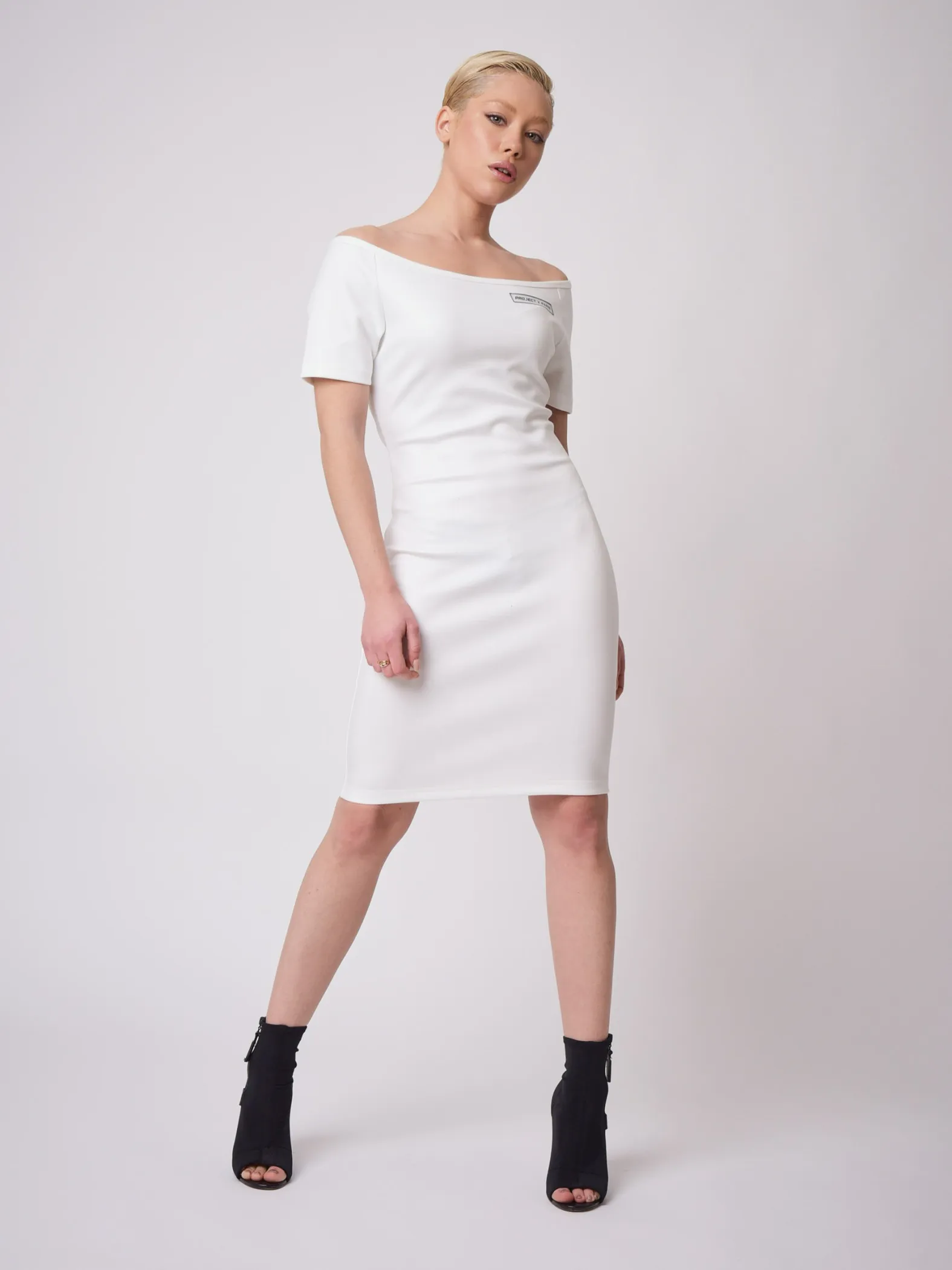 Vestido con hombro descubierto