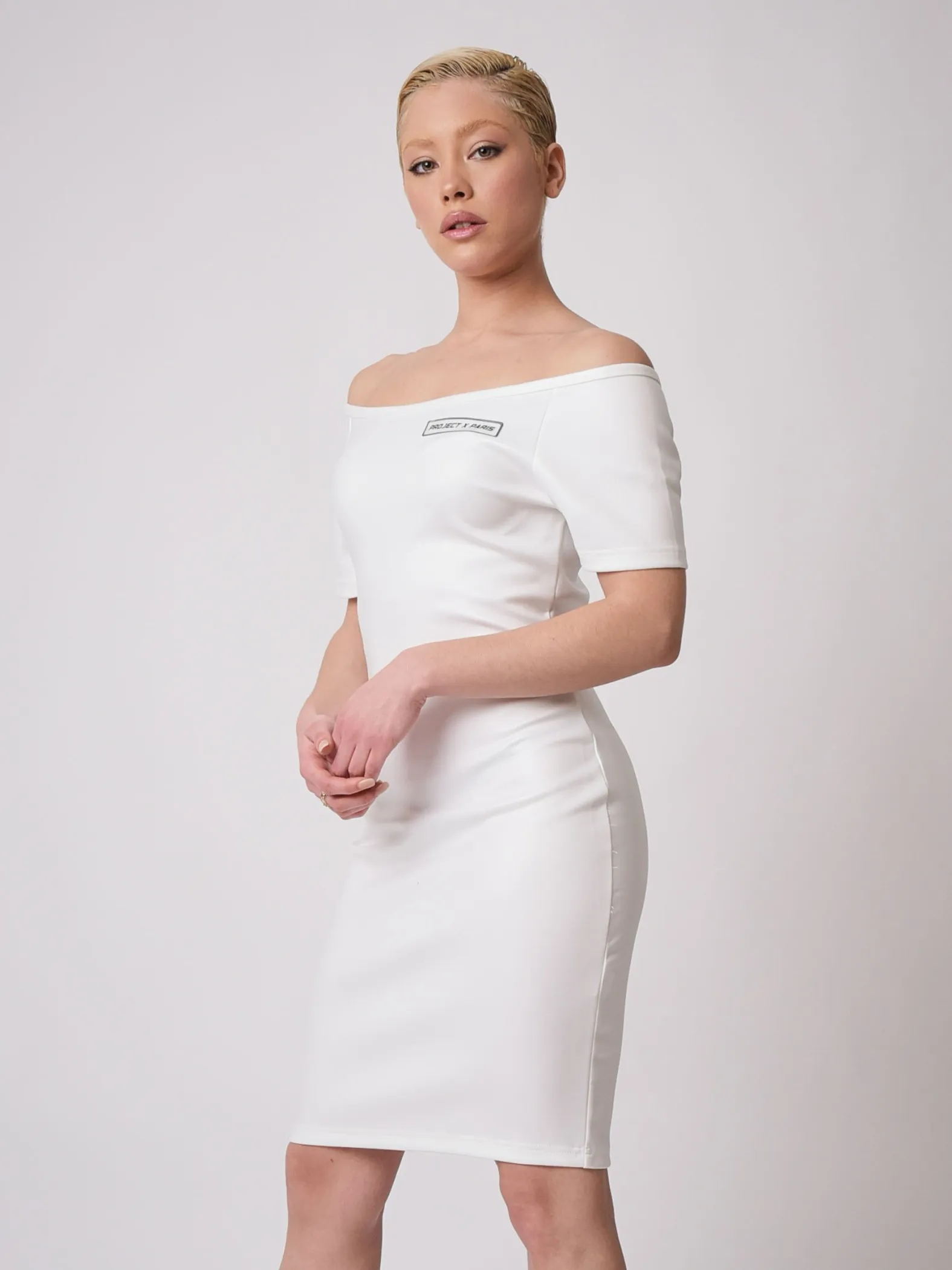 Vestido con hombro descubierto