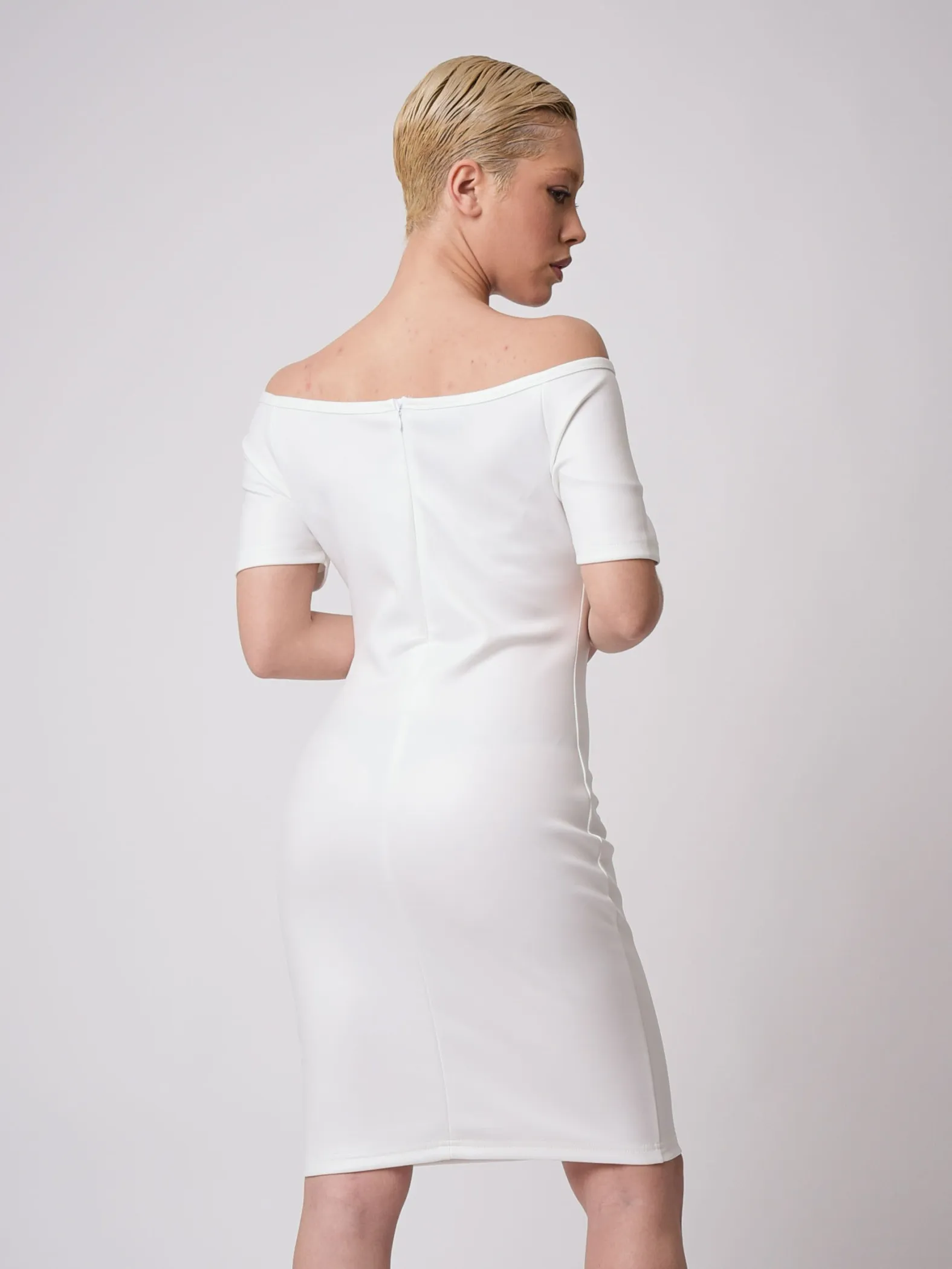 Vestido con hombro descubierto