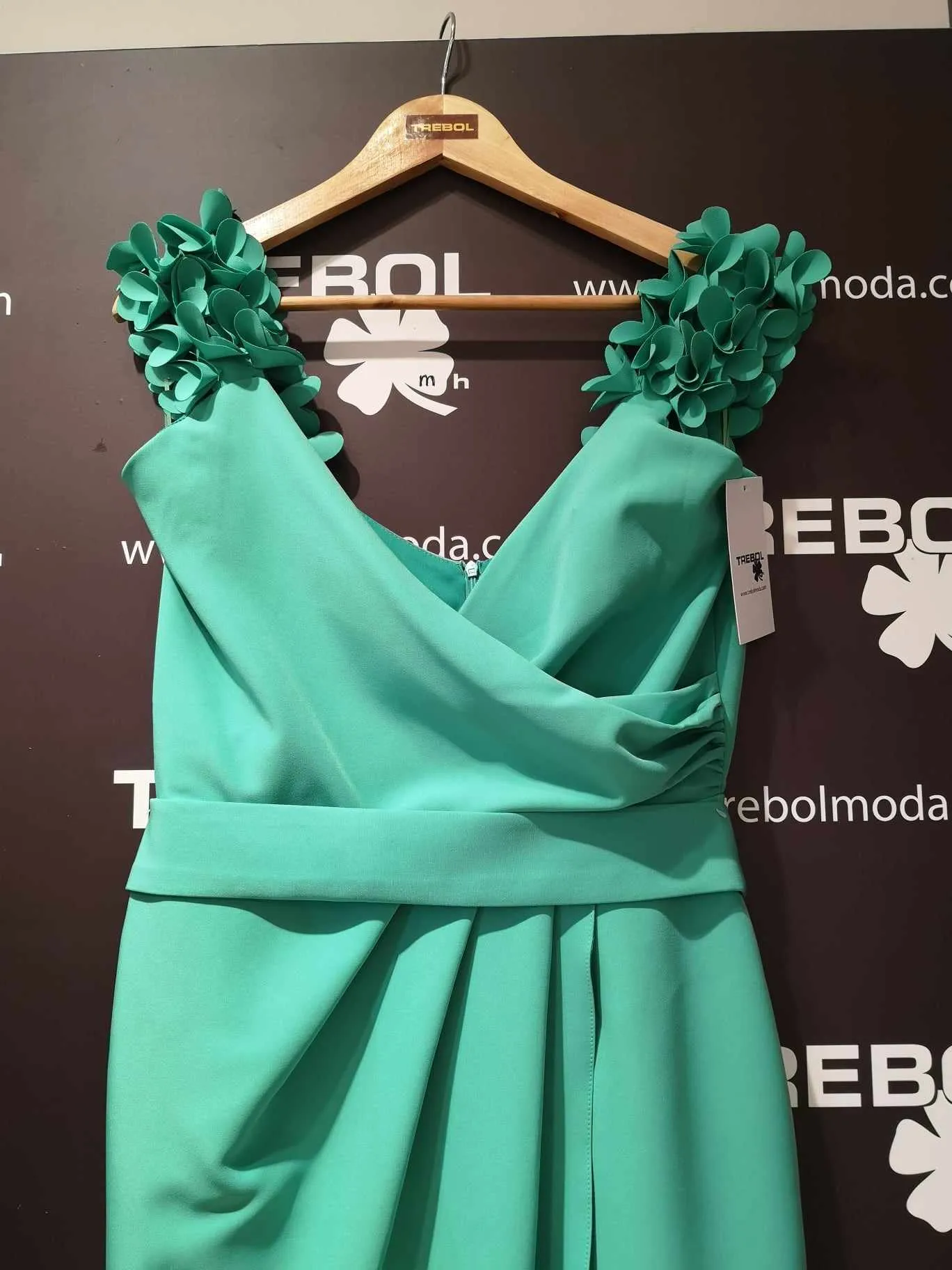 Vestido con hombros florales