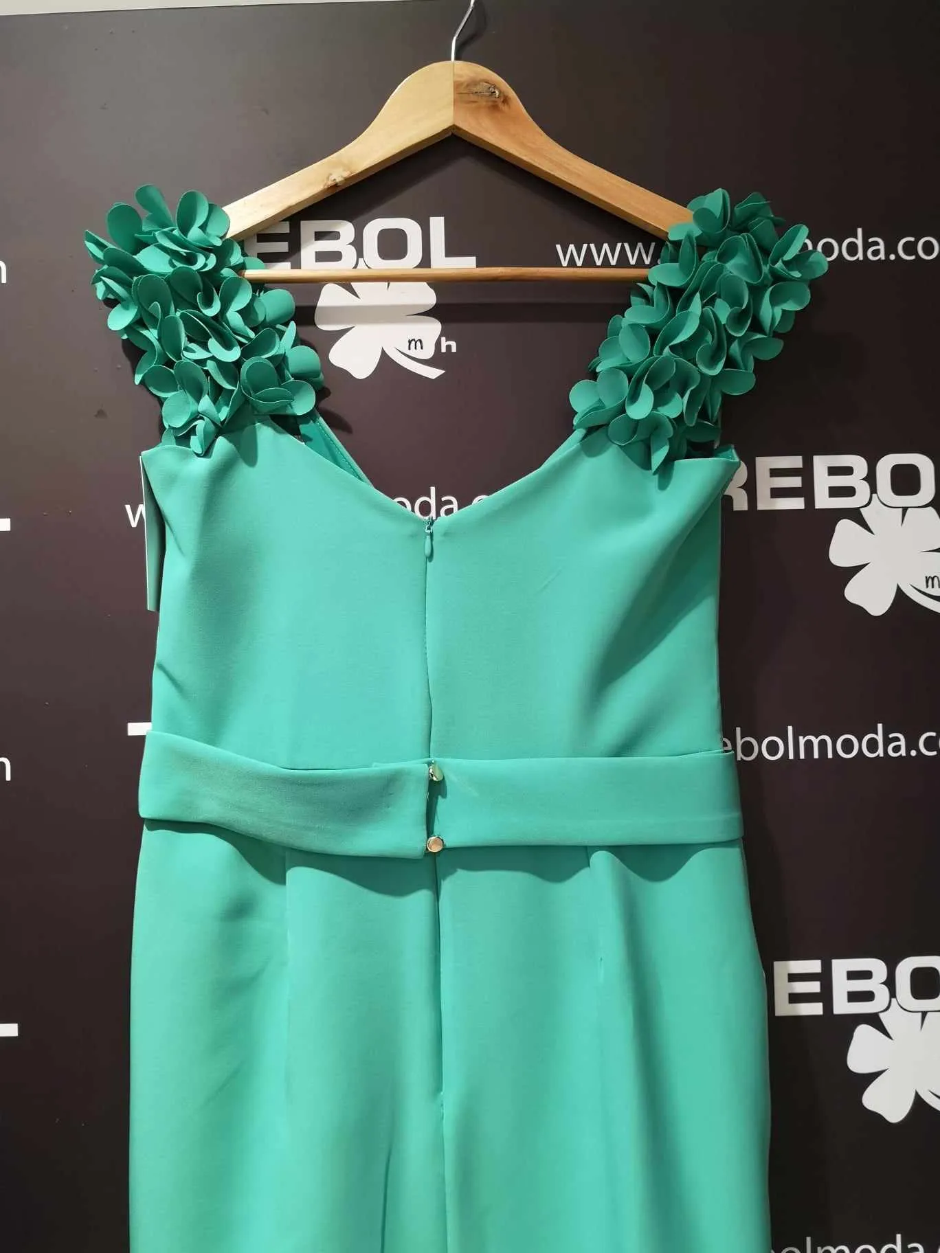 Vestido con hombros florales