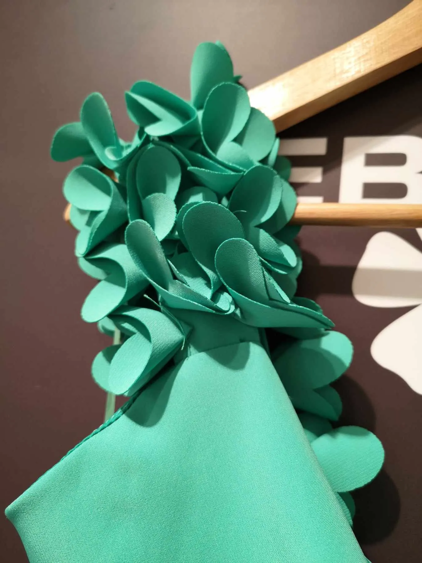 Vestido con hombros florales
