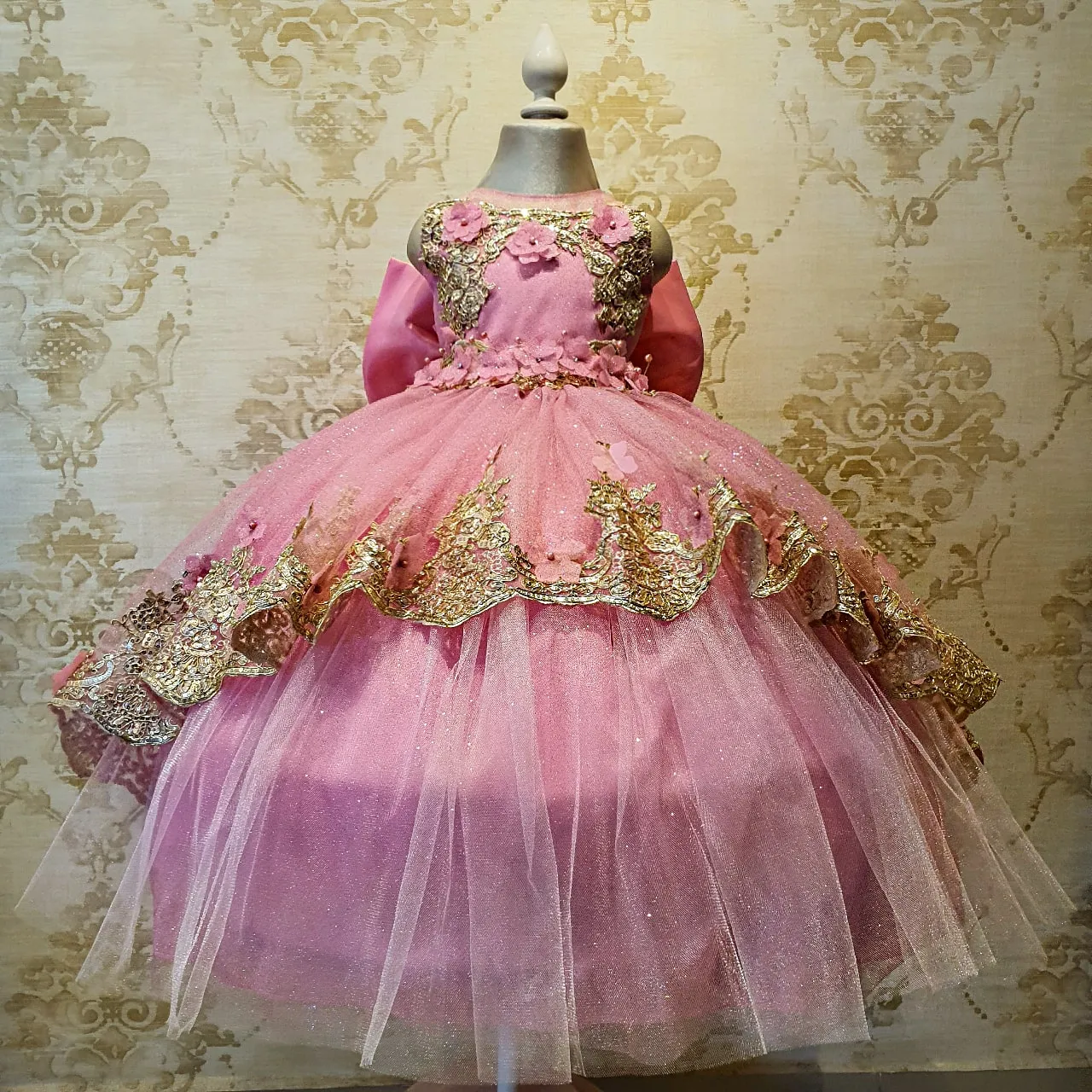 Vestido de Niña Fiesta Rosa Barbie con Encaje Oro y Cauda Desmontable Elegante Talla 2 y 4 Años
